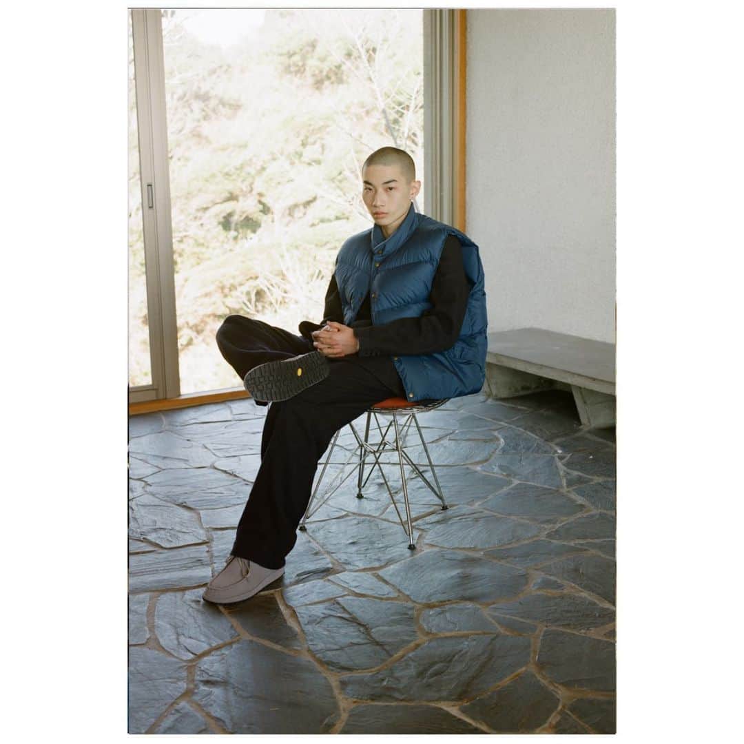 スロウのインスタグラム：「SLOW [ 2023AW collection] SLOW clothing series  国内の熟練された職人より仕上げた機能的な履き心地と使い込むごとに経年変化の風合いを体感して頂けるクラシックなモカシンブーツ。 一つ一つ手作業で縫い上げ、甲革に上品な表情が魅力のスペイン産のベロアとイタリア産の牛毛を使用したSLOWらしさを体感いただける逸品。 ソールには名品vibramを使用し温もりあるクラフト感と唯一無二のディティールと落とし込んだ新たなプロダクトを是非ご覧くださいませ。  Coming soon….  #slow #desertboots」