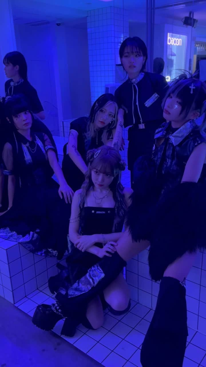 藤城リエのインスタグラム：「KILLT MELT LANDのアー写オフショット🤘🏻🖤」