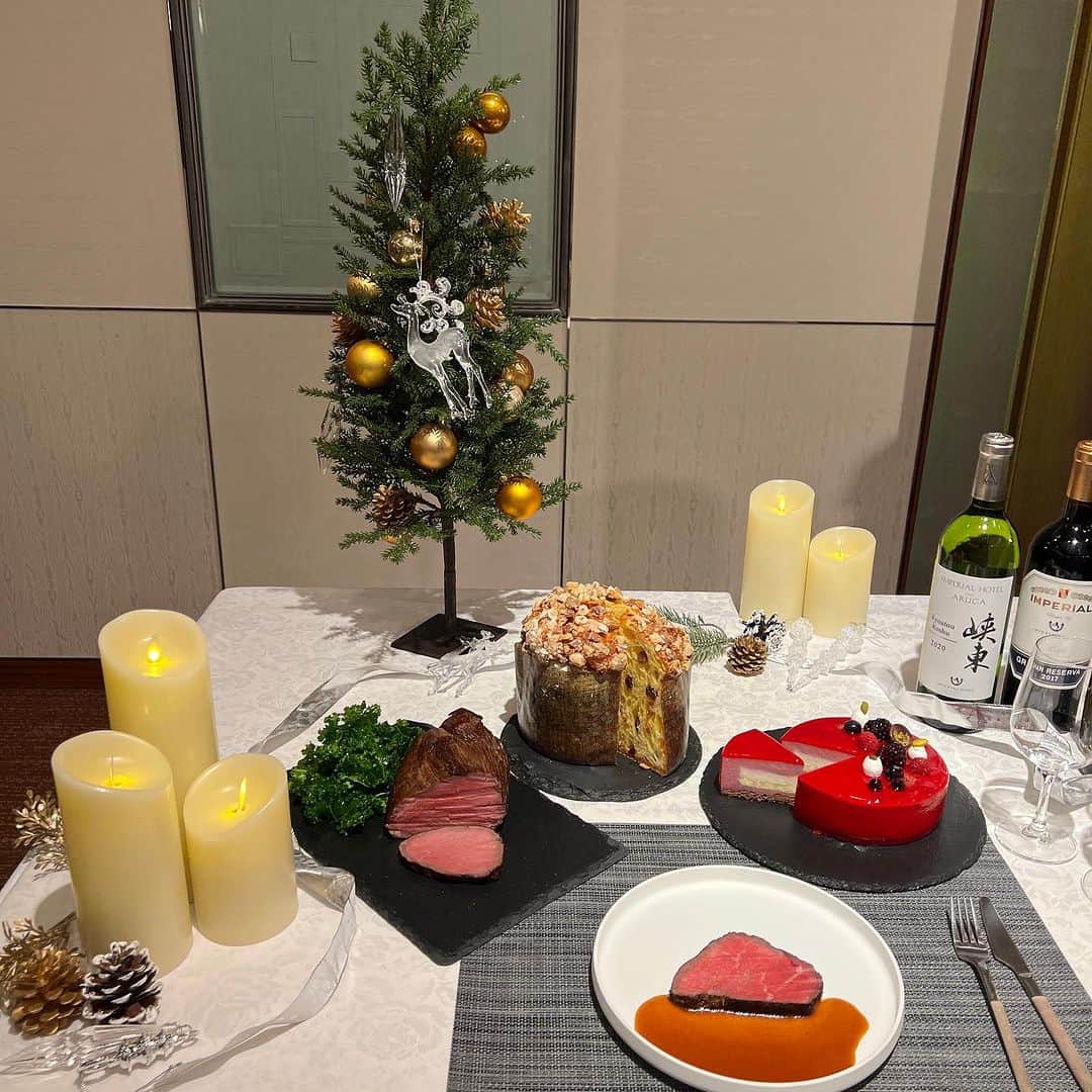 牛窪万里子さんのインスタグラム写真 - (牛窪万里子Instagram)「今日はラジオ収録の後、帝国ホテル東京で開催された「インペリアルクリスマス2023試食会」へ。  早くもホテルはクリスマス商戦に向けて動き出しています！  今年の注目は、東京料理長の杉本雄氏が手掛ける、ヨーロッパ産黒トリュフを贅沢に使用した「Truffe『S』2023」、クリスマス時期に本館ロビーを彩る真紅のバラの装花を模った「The　Lobby　Rose」、クリスマスらしい真っ赤なデコレーションが華やかな「Couronne de Noël」の新作3種！  「Truffe『S』2023」 に使われているバナナは売り物にならなかった「もったいないバナナ」。食品ロス削減に繋がる取り組みです。  トリュフがケーキにトッピングされているだけなく、中心部分にもトリュフクリーム。その周りにバナナケーキ、テリーヌショコラ、チョコレートクランチ、ドライいちじくやナッツ類。表面をパリパリとしたカカオのパイ生地。 ワインにも合う贅沢なケーキです。  そして毎年好評の「クリスマスショートケーキ」「ブッシュ ド ノエル」の定番2種など試食させて頂きました。  どのケーキも拘りの味を感じる美味しさでした。  ホテルショップ「ガルガンチュワ」  ご予約承り期間：  10月16日（月）～お受取り日の5日前 18：00まで 商品お渡し期間：  12月16日（土）～12月25日（月）  #クリスマスケーキ #帝国ホテル #帝国ホテル東京 #ガルガンチュワ」9月6日 19時42分 - mariko_ushikubo