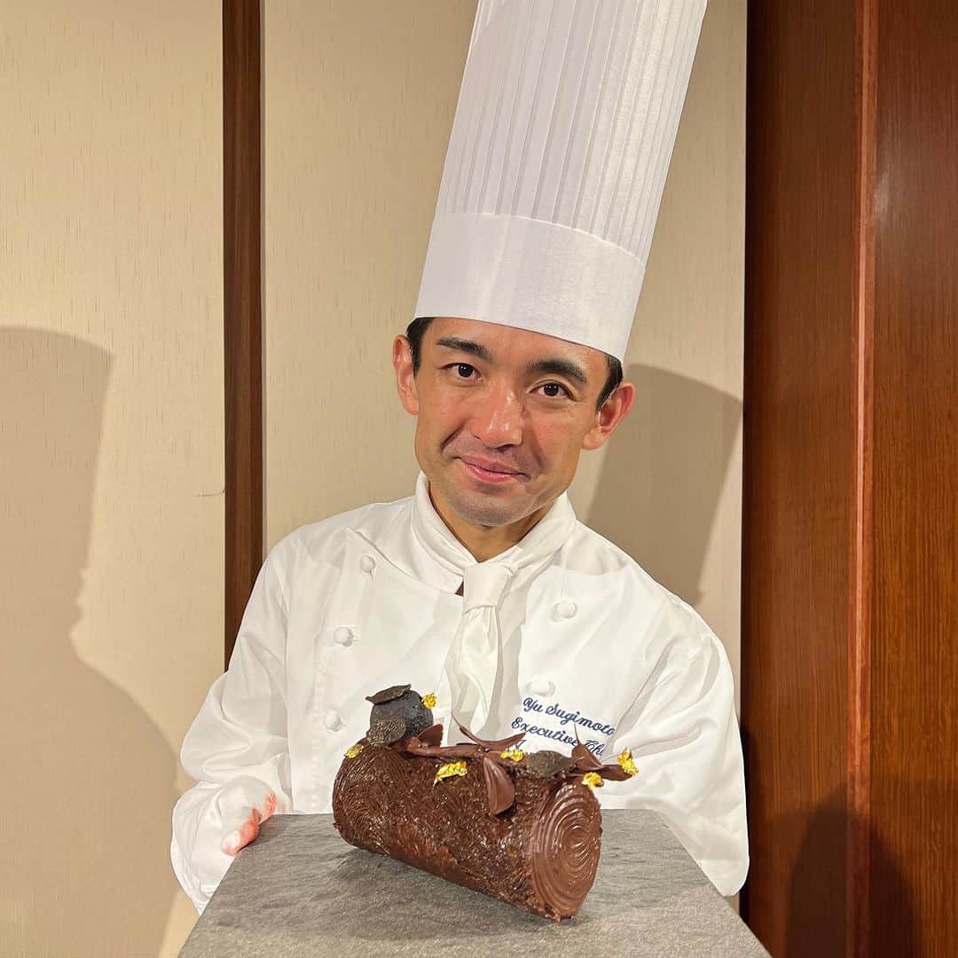 牛窪万里子さんのインスタグラム写真 - (牛窪万里子Instagram)「今日はラジオ収録の後、帝国ホテル東京で開催された「インペリアルクリスマス2023試食会」へ。  早くもホテルはクリスマス商戦に向けて動き出しています！  今年の注目は、東京料理長の杉本雄氏が手掛ける、ヨーロッパ産黒トリュフを贅沢に使用した「Truffe『S』2023」、クリスマス時期に本館ロビーを彩る真紅のバラの装花を模った「The　Lobby　Rose」、クリスマスらしい真っ赤なデコレーションが華やかな「Couronne de Noël」の新作3種！  「Truffe『S』2023」 に使われているバナナは売り物にならなかった「もったいないバナナ」。食品ロス削減に繋がる取り組みです。  トリュフがケーキにトッピングされているだけなく、中心部分にもトリュフクリーム。その周りにバナナケーキ、テリーヌショコラ、チョコレートクランチ、ドライいちじくやナッツ類。表面をパリパリとしたカカオのパイ生地。 ワインにも合う贅沢なケーキです。  そして毎年好評の「クリスマスショートケーキ」「ブッシュ ド ノエル」の定番2種など試食させて頂きました。  どのケーキも拘りの味を感じる美味しさでした。  ホテルショップ「ガルガンチュワ」  ご予約承り期間：  10月16日（月）～お受取り日の5日前 18：00まで 商品お渡し期間：  12月16日（土）～12月25日（月）  #クリスマスケーキ #帝国ホテル #帝国ホテル東京 #ガルガンチュワ」9月6日 19時42分 - mariko_ushikubo