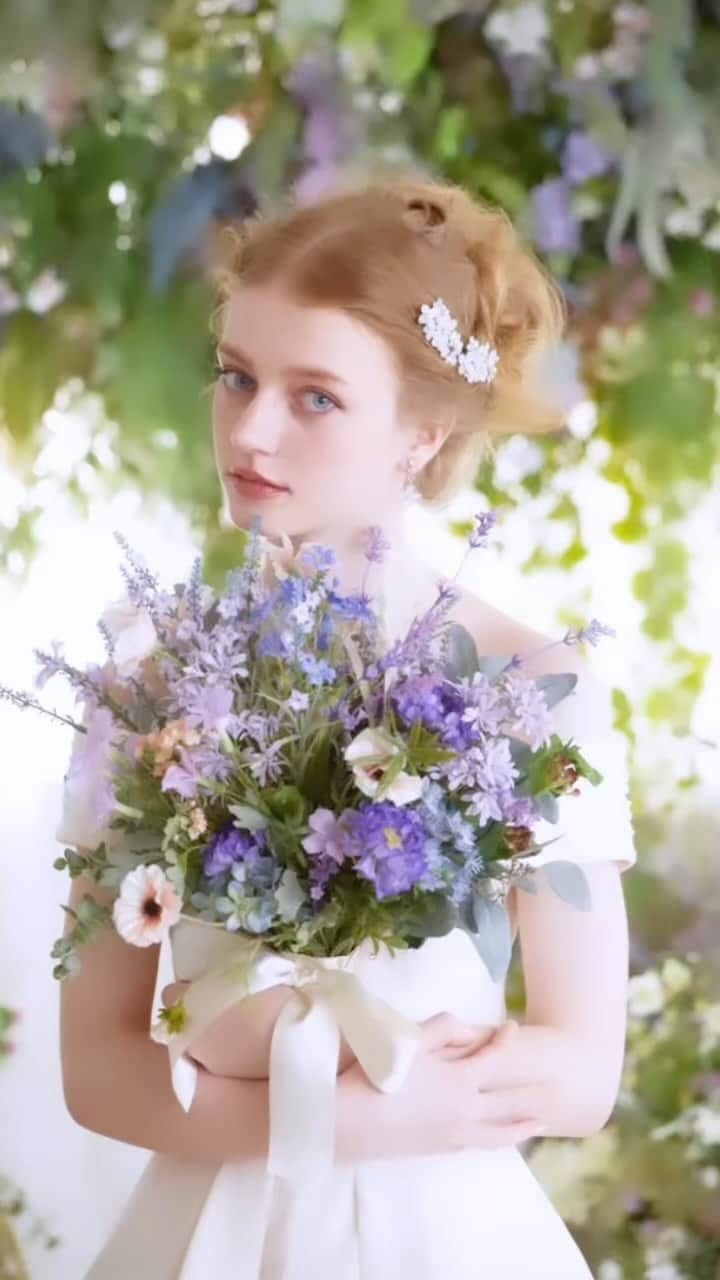 Taro Kamitani 世界初のティアラデザイナーのインスタグラム：「TARO KAMITANI 【Alice-アリス-】  優しい光とパールを ぎゅっと集めた 花束ヘアコーム  女性の持つ 愛らしさや純粋さを、 寄り添う小花や散りばめられた パールで表現。  程よいスイートさが、 キュートな花嫁に ピッタリです。」