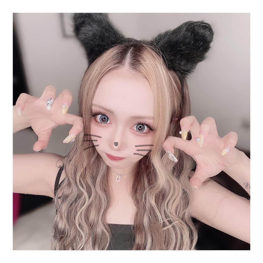 りせりのインスタグラム：「🐈‍⬛💙 ⁡ ⁡ ⁡ 猫になってみた。笑 ⁡ @cherimi_official のワンピ今日の雰囲気に合ったから着てみたけど、超可愛い😳💗 ⁡ あと髪の毛ウェーブしてみた、どう？👼 ⁡ ⁡ ⁡ #黒猫 #洋服 #可愛い @rsr_0717  #黒猫 #洋服 #可愛い #カラコン #青コン #お洒落 #自撮り #ファッション #メイク #猫耳 #black #cat #cute #fashion #color #contact #make #onepiece #instagram #instagood」