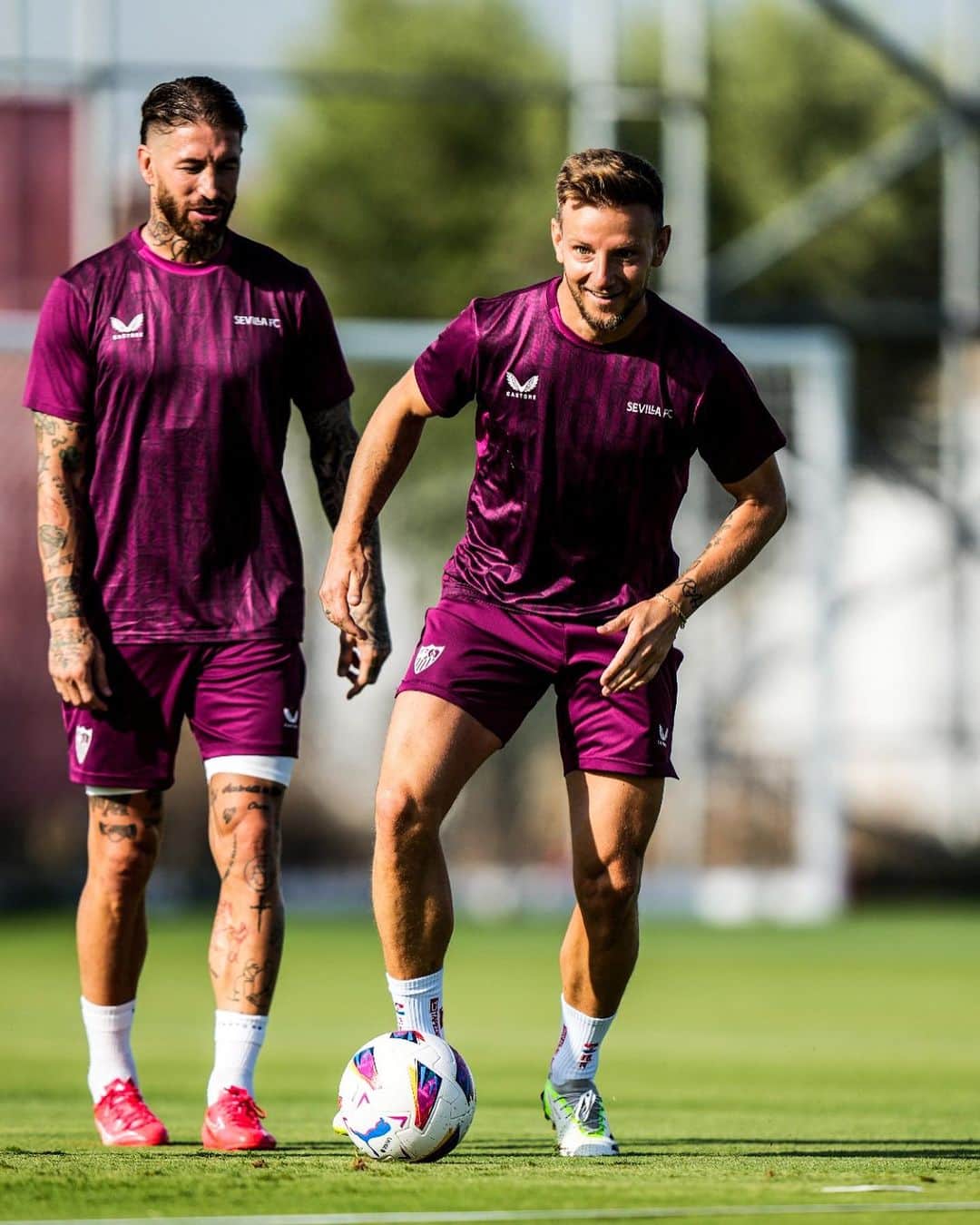 セビージャFCのインスタグラム：「🔥 Tercera sesión de la semana: 𝐜𝐨𝐦𝐩𝐥𝐞𝐭𝐚𝐝𝐚 ☑️   #WeareSevilla #NuncaTeRindas #sevillafc」