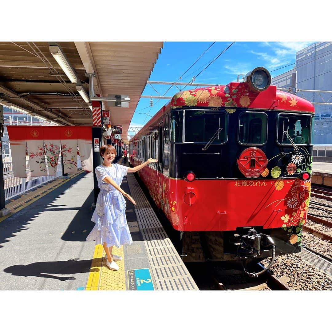 村井美樹さんのインスタグラム写真 - (村井美樹Instagram)「#北陸新幹線 「カウントダウンフォーラム in 能登」への道中、金沢駅から和倉温泉駅までは、ずっと乗ってみたかった #花嫁のれん に初乗車！😆✨  北陸の伝統工芸である輪島塗や加賀友禅をイメージした豪華絢爛なデザインにうっとり😍  和倉温泉駅で、 同じく乗車されていた #石原良純 さんともパチリしていただきました😊  今回の #旅こけし は花嫁のれんにちなんで、夫婦こけしを連れて行きました🎎 #遊佐妙子工人 の福々こけし。鳴子の巨大こけし修復プロジェクトの返礼品です。ころころしててかわいい❤️  #七尾線 #キハ48」9月6日 19時33分 - miki_murai_