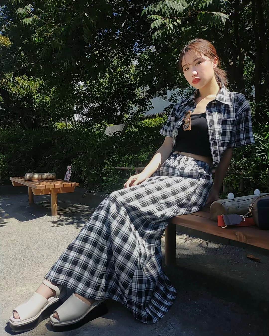鈴木美南海のインスタグラム：「『チェックのセットアップめっちゃかわいい！』 っていうお声たくさんもらえて嬉しい💕💕 ありがとうございます！！！ チェックのセットアップとインナーはEMODAさんのお洋服✨　 サンダルはMURUAさん💕 どちらも私の大好きなブランドさんだからいつかEMODAさんとMURUAさんと関われるお仕事がしたいなって思っている✨ ・ ・ #洋服 #洋服好き #ファッション #セットアップ #セットアップコーデ」