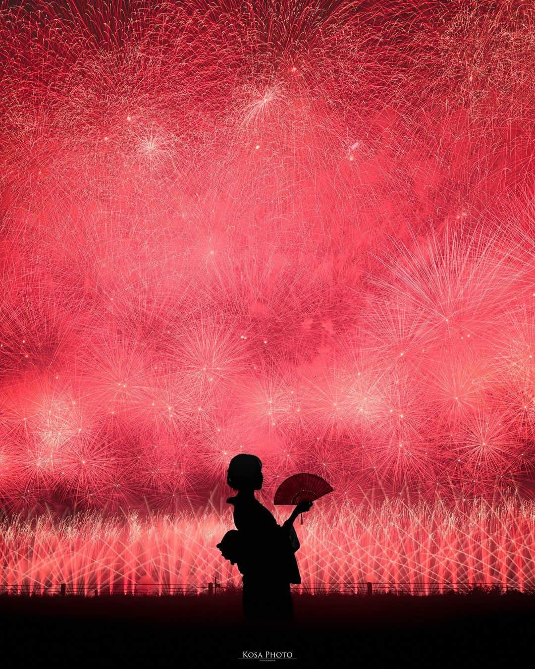 コサさんのインスタグラム写真 - (コサInstagram)「マルゴーさんのラストに打ち上がった赤い花火  これは度肝を抜かれました‼️ 最後の最後に視界一面を赤く染めた花火🔥 うひゃ〜 鳥肌ものでした❣️ . Location:山形 Yamagata /Japan🇯🇵 Date:2023年8月19日 in frame: @chami_2nd . #tokyocameraclub #bestjapanpics #jgrv_member #team_jp_ #photo_jpn #sorakataphoto #LBJ_KING #ポトレ撮影隊 #広がり同盟メンバー #special_spot_legend #lovers_amazing_hanabi #SBIいきいきフォトコンテスト2023 #raytrek_stylishsummer #tanddフォトコンテスト2023 #ワクワク #第1回マルゴーフォトコン #nikoncreators #nikoncreators_2023travel #jp_portrait_collection #ポトレファン倶楽部 #colore_de_saison #jp_mood #jp_portrait部 #clv_galerie #NSG_IG #longexposure_japan #Rox_Captures #m_v_shotz #deaf_b_j_ #Lovers_Nippon」9月6日 19時34分 - kosa_photo