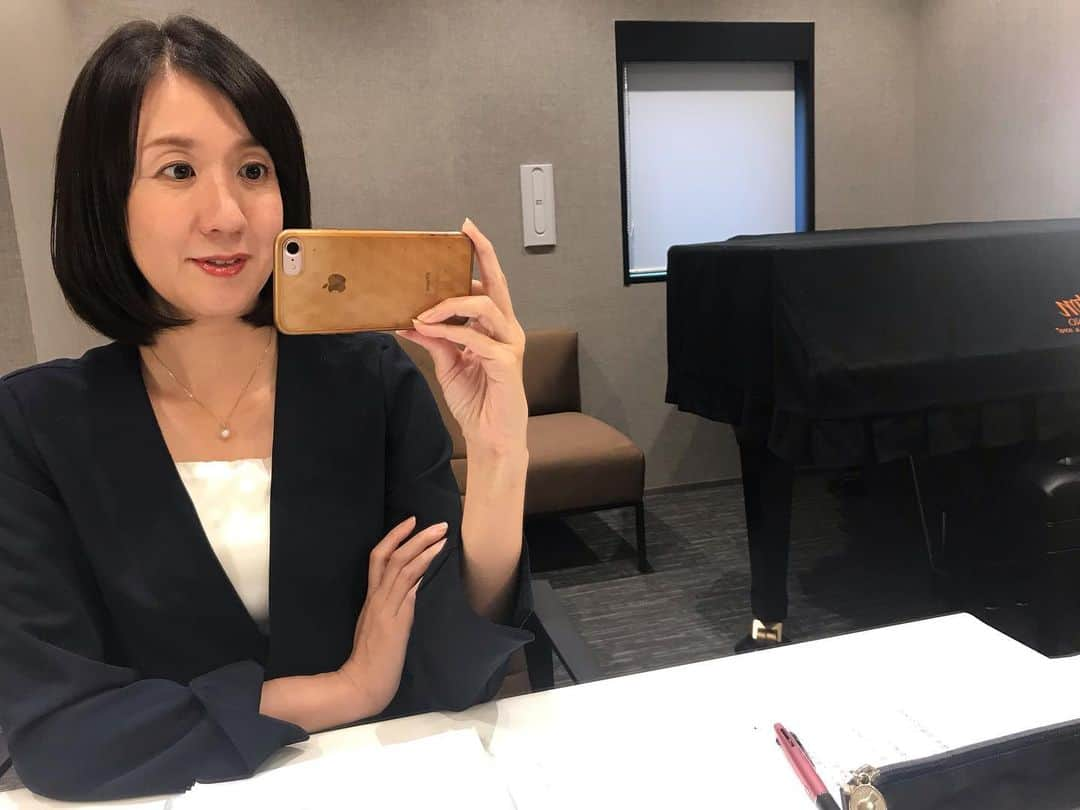 三隅有里子さんのインスタグラム写真 - (三隅有里子Instagram)「* 本日は司会のお仕事🎤 全国から2000人を超える皆様をお迎えする比較的大規模な大会でした。 司会の仕事は、テレビの現場とはまた違った独特の肌で感じる会場の緊張感があり、もちろん放送も誤りがあってはいけませんが、式典などの場面は絶対に間違う事が許されない、やり直しがきかない一発勝負のヒリヒリ感もあり、私はたまらなく好きなのです。 日頃生放送で鍛えている技術を活かしてお客様に還元が出来て、かつその場での経験が自分自身のアナウンス能力の向上にも繋がる。 また、日々テレビを見て応援してくださっている方に、直接お会いする事が出来て、群馬テレビのファンも増やしていける。 放送以外のお仕事も大事な仕事。 と。信じています。 地域に必要とされるテレビ局でありたいですね。 司会のお仕事承ります。群馬テレビ事業部までお願いいたします🙇‍♀️  #司会 #アナウンス業務 #群馬 #gunma  #群馬テレビ #群テレ #gtv #アナウンサー #局アナ #局アナの仕事 #地方局で働くということ」9月6日 19時36分 - misumi_gtv