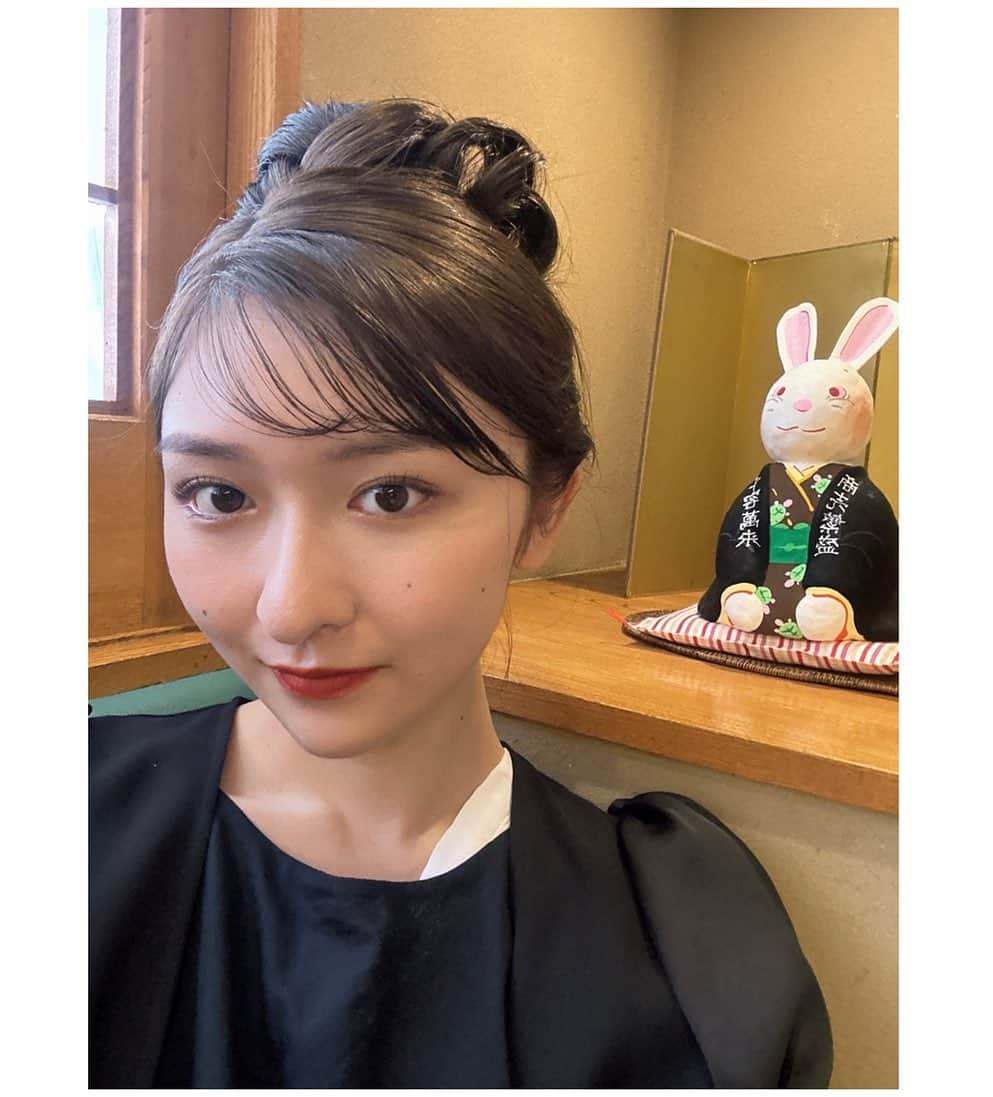 横山莉華のインスタグラム：「後ろのうさちゃんとヘアメイク済みの私☺︎  肌襦袢がひょっこりしてるのはお気になさらず✌🏻  hair ▶ @la_qualite_kashiwadani  make ▶ @la_qualite_waimariko   #04」