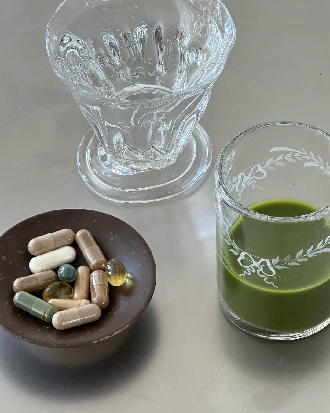 Mathilde Goehlerのインスタグラム：「Daily dose of vitamins.  Reishi Lions mane  L-lysine Barley Grass Juice Powder  Spirulina  Micro C and vitamin sea 🫶🏽🫶🏽🫶🏽」