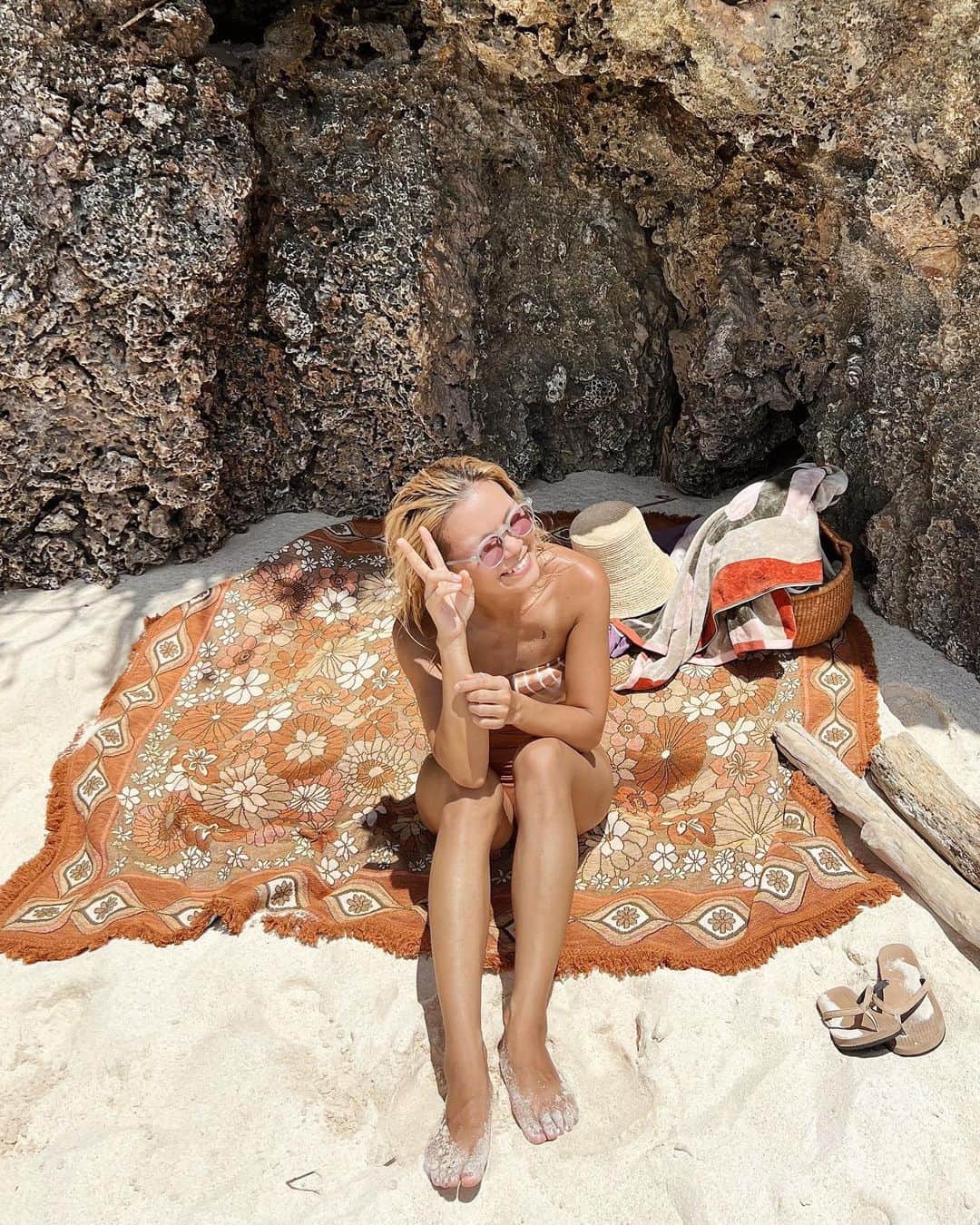 SAWAのインスタグラム：「いつかのビーチ もう2週間も経ってる🤦 毎日があっという間だな〜  太陽不足だな〜😮☀️🌿  神戸から帰ってきたら海行こう🫶」
