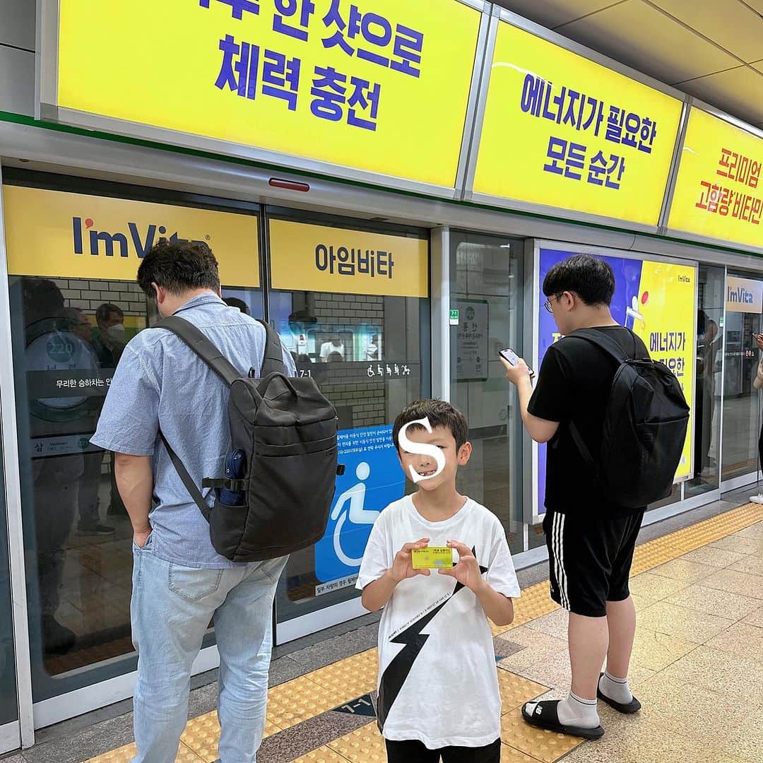 澤野井香里さんのインスタグラム写真 - (澤野井香里Instagram)「子鉄🚃のSは着いてすぐ『韓国の電車に乗りたい〜❗️』と案の定言われ、駅前のホテルにして良かった🥹  早速、地下鉄に乗っておでかけ🚇  切符🎫の買い方、改札、ホーム、電車の仕様、全てが日本と違って新鮮みたいで目をキラキラさせてた😂  時前にタッチパネルでオーダー&決済💰のコーヒーショップ🥤が多くてとってもスムーズ✨ #banapresso のラテの大きさにビックリ❣️ @banapresso_official   #ks_23✨ #ks_🇰🇷✨ #海外旅行 #家族旅行 #韓国旅行 #韓国 #ソウル #地下鉄 #江南 #L7 #韓国カフェ #こどもとおでかけ #関西ママ #京都ママ #男の子ママ #女の子ママ #ママライフ #ママリ #コドモノ  #7歳 #4歳 #👦🏻👧🏻 #S⭐️_ #M🍒_  #s⭐️m🍒 #korea #seoul #🇰🇷 #🚇」9月6日 19時49分 - kaori_sawanoi
