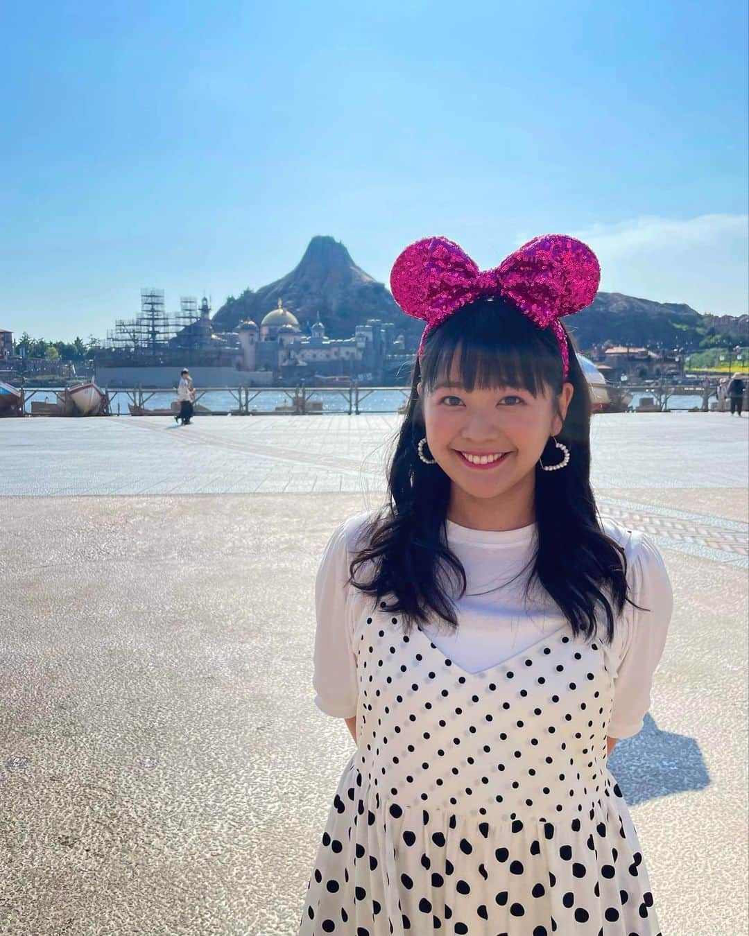 谷元星奈のインスタグラム：「* 少し前に夏休みをいただき、家族と 40周年を迎える東京ディズニーリゾートへ🏰🩷🌈  『LIVEコネクト！』(@liveconnect8_ktv)の ディズニー40周年特集を見て、 どうしても行きたくなって計画…☺️  大学時代を千葉で過ごしたので、当時も沢山行きましたが、社会人になってからも、毎年必ず遊びに行っています！！ (1人でも行きます🤭)  #夏休み をいただきました #東京ディズニーリゾート #東京ディズニーランド #東京ディズニーシー#40周年#ディズニー#disney#disneysea#disneyland  #カンテレ#アナウンサー#谷元星奈」