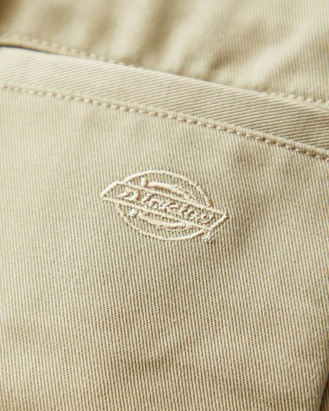 ディッキーズさんのインスタグラム写真 - (ディッキーズInstagram)「DICKIES × N.HOOLYWOOD COMPILE  ワークウェアブランドとして歴史を誇るディッキーズと、古着の世界観を新たな視点で解釈し、そのデザイン性がどこまでも魅力的なN.HOOLYWOODのコラボレーション。これまでも人気コラボレーションとして数シーズンにわたり展開してきました。  今シーズンはディッキーズのシグネチャーアイテムである、アイゼンハワージャケットとダブルニーワークパンツ “85283” をベースにN.HOOLYWOODがブルゾンとパンツをデザイン。ディッキーズの定番生地を使用した、ハイブリットなウェアをリリースします。  発売・取り扱い情報  9月9日 (土) Mister hollywood Mister hollywood OSAKA N.HOOLYWOOD直営店舗 N.HOOLYWOOD ZOZOVILLA N-HOOLYWOOD.COM  Dickies大阪梅田HEP FIVE Dickiesららぽーと横浜  9月12日(火)  Dickies公式オンラインショップ 👉 dickies.jp  #Dickies #ディッキーズ  #nhoolywood」9月6日 19時47分 - dickies_jp