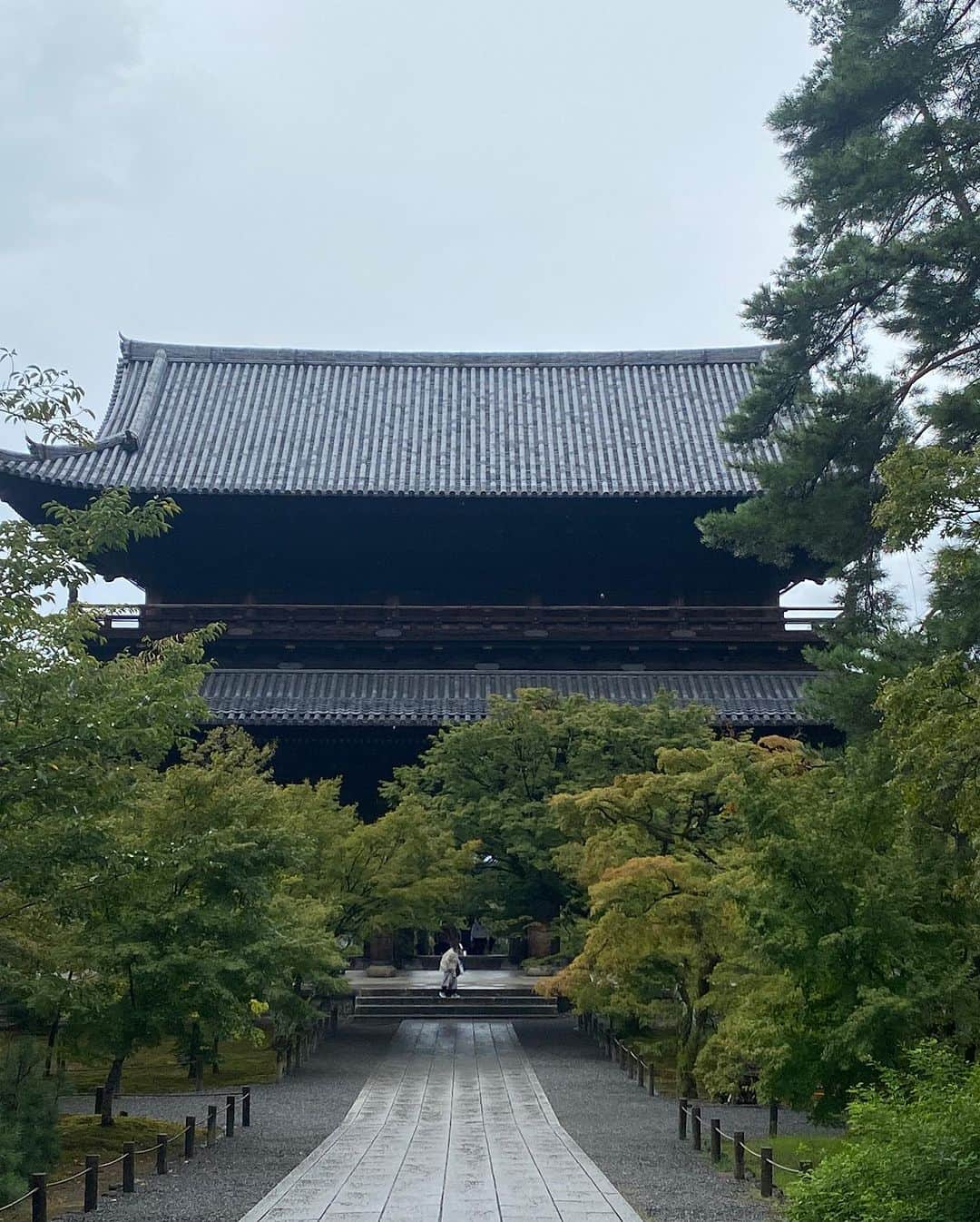 田添菜穂子さんのインスタグラム写真 - (田添菜穂子Instagram)「南禅寺の三門、久しぶり。  雨が降っていたので観光客も少なめ。 ゆっくり見られました。  #南禅寺 #南禅寺三門」9月6日 19時48分 - nahokotazoe