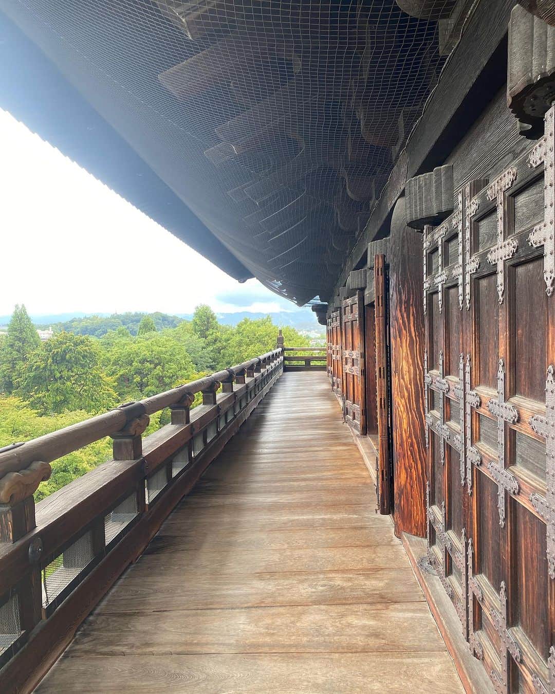 田添菜穂子のインスタグラム：「南禅寺の三門、久しぶり。  雨が降っていたので観光客も少なめ。 ゆっくり見られました。  #南禅寺 #南禅寺三門」