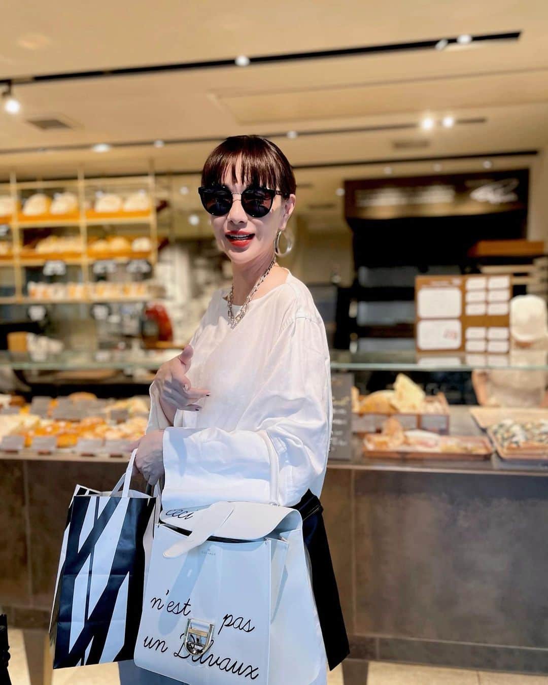 カオルコのインスタグラム：「🤍😋  訪れた先でパン屋さん寄るの好き。 訪問するお客様へお土産とかにも。  #きょコ  #あなたのも買ったよのポーズ #fashion #tokyo #cafe #bakery  #lifestyle #delvaux  #bottegaveneta  #tiffany」