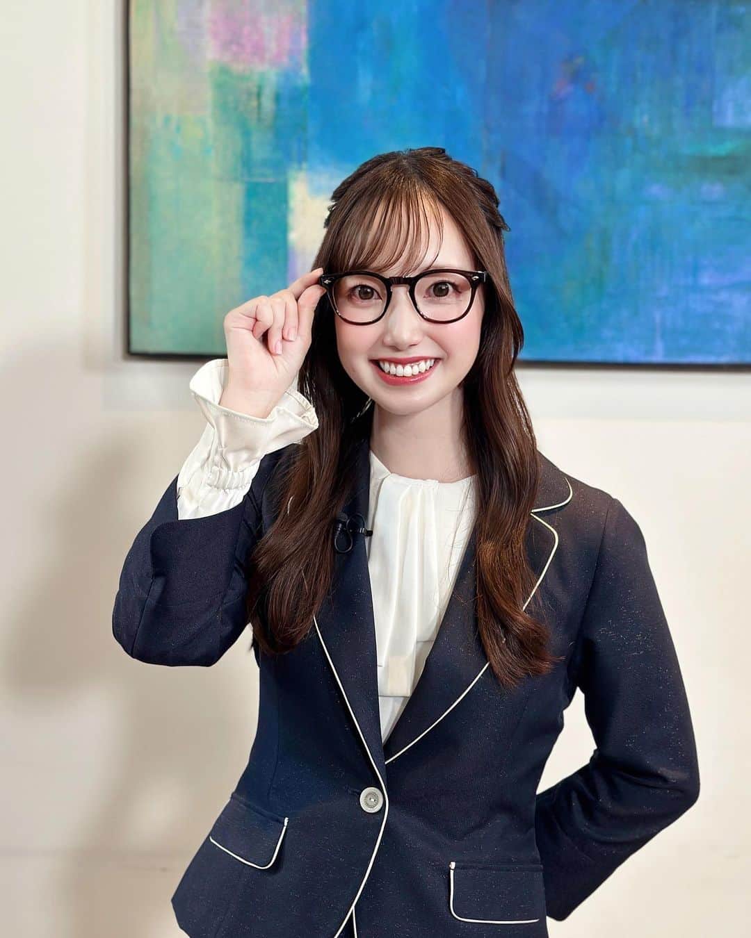 石井奏美のインスタグラム：「先日撮影してきた特別番組では 「あること」に関する研究をしてきました👓  10月1日(日)放送予定です📺 TVerでも配信があるため 全国でご覧いただけます📱  どんな番組になっているのか？ 全容は徐々に告知していきます✨ 楽しみにしていただけたら嬉しいです🤍  今日も1日お疲れ様でした💐🧸  #岡山#香川#アナウンサー #okayama#kagawa#👓」