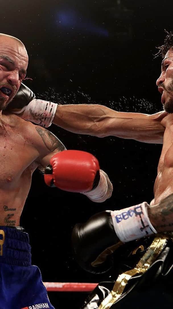 ホルヘ・リナレスのインスタグラム：「Blood, guts and thunder ⚔️   Some battle between @jorgelinares & @kevinmitchell84 🔥   The three weight World Champ returns to the UK on October 21!  #CatterallLinares #Boxing」
