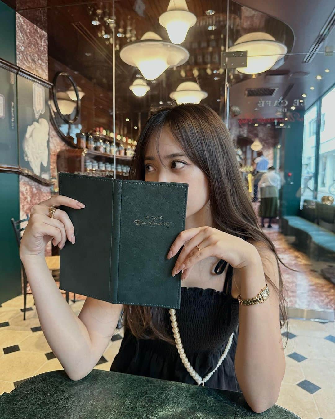 塚本いづみのインスタグラム：「. LE CAFE DE L'Officine Universelle Buly A KOBE  神戸の元町に新しくできたカフェ。♡ 海外のような空間に、ショップが併設されてるカフェで香りもとっても素敵でした。  関西に住む私よりあーちゃんの方が詳しい😇いつもおしゃれなところリサーチして連れて行ってくれてありがとう🫶🏼  #bulycafekobe #神戸カフェ #元町カフェ」