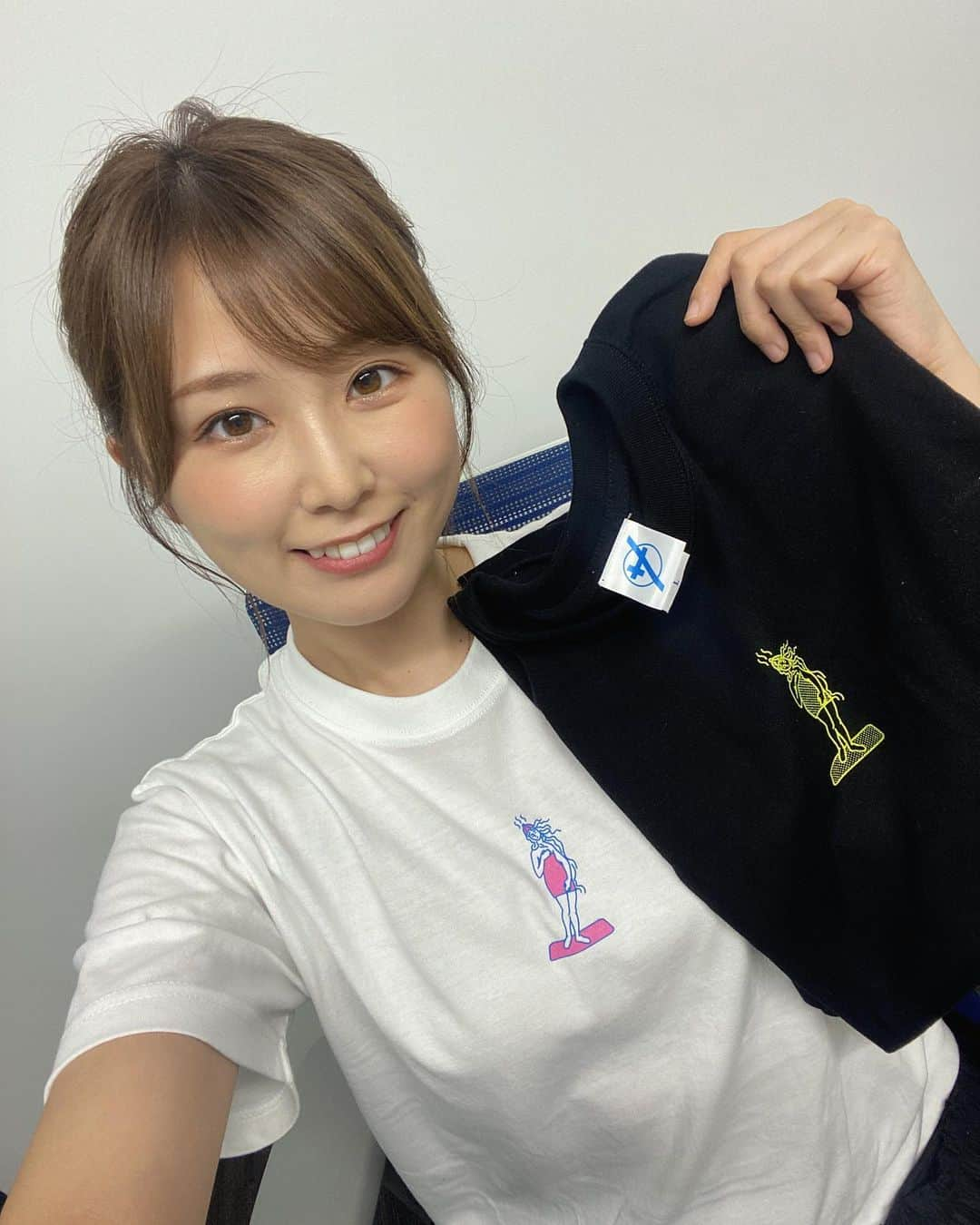 垣内麻里亜さんのインスタグラム写真 - (垣内麻里亜Instagram)「. 明日はいよいよサ活の輪🧖‍♀️ ⚠️入場は18:45〜 ⚠️水着をお忘れなく！！！ ⚠️電子チケット購入者限定イベントです  決済完了メールに記載されているURL または 会員登録した方はマイページから 電子チケットをご準備して 受付にお越しください。  明日はTシャツの販売も行います👕 カラーは白と黒です🤍🖤 ※購入は現金または クレジットカード(Visa/Mastercard®)  繰り返しになりますが ⚠️水着を必ずご持参ください！！  そして思いやりとマナーも お忘れなく…🧖‍♀️🤍  楽しいイベントにしましょう！！！ 明日柚木の郷でお待ちしています✨」9月6日 19時58分 - kakiuchi_maria