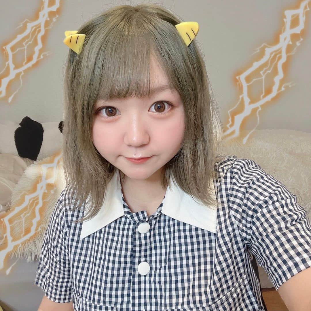 ちょこばななのインスタグラム：「一生かけて言わせてみせるっちゃ！🐯⚡️ . ラムちゃんのヘアクリップ買ってきたからつけた🫶 緑髪ほやほやの時に撮りたかったな〜！😂 . MAD PEACHのコスメでメイクしてみたよ🍑 テリちゃんがモデルさんしてて気になってたんだけど、 プライマーがめちゃくちゃ保湿力ある感じでこれからの季節めちゃくちゃ使いたいなと思った！ ファンデは4色のうち1番を使ってて、伸びもいいしこれ単体でも保湿力ある感じだった🫡✨ アイシャドウパレットは02番！ ブラウン系で使いやすい色ばっかりだし、ラメも可愛かったよー！ ぜひチェックしてね🫶 . ☑︎グローフィルタープライマー ☑︎スタイルフィットファンデーション 1番 GLOW BEIGE ☑︎デイリームードアイシャドウパレット 02番 コンプリートブラウン . @taeri__taeri  @hamkyungsik  @madpeach_official_jp  @madpeach_official_kr  . #マッドピーチ#MADPEACH#매드피치#韓国メイク#Qoo10#メガ割#テリちゃん#ハムギョンシク#メイクアップ#ツヤ肌メイク#薄肌メイク#ベースメイク#ファンデーション#pr #selfie#ootd#데일리#좋아요#셀카#셀스타그램#셀피」