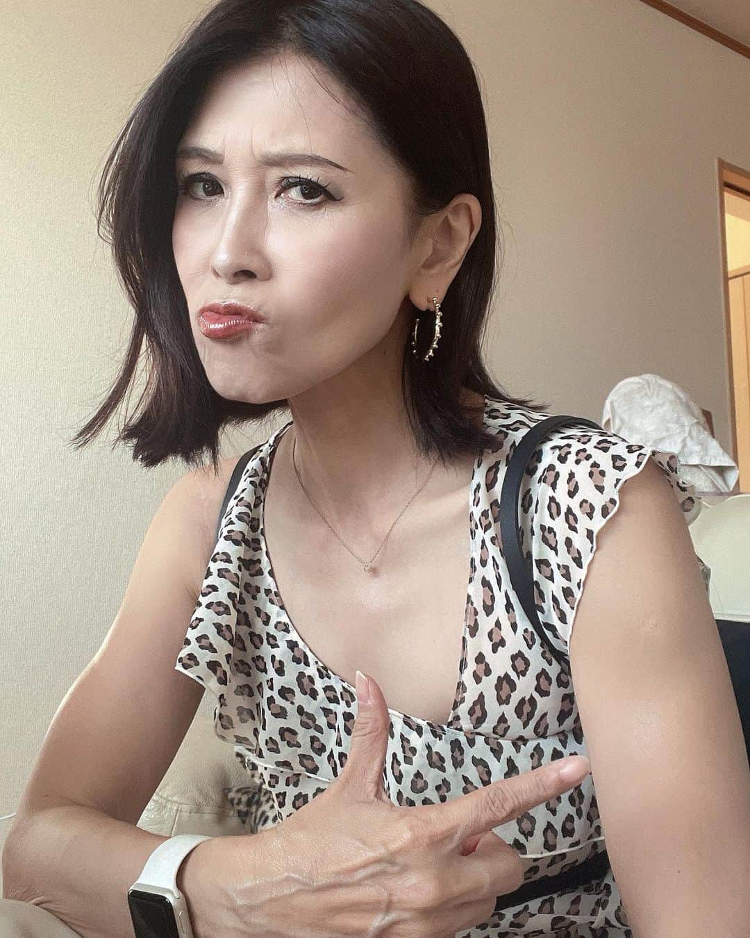 Naoko（なおこ）さんのインスタグラム写真 - (Naoko（なおこ）Instagram)「🏋️ 🏋️ 🏋️ どこかに 紛失した 三角筋を 取り戻すべく 肩トレ。  きっと 身体バキバキの人が 着たらかっこよい ウェアは @myproteinjp です。  ＼🏋IMPACT WEEKセール開催中！🏋／  9月10日(日)朝2時まで！   Impact ホエイ プロテインなど人気商品が割引コード【TEAMJP】を入力で 57%オフ💪  更に！今なら9,000円以上のお買い上げで送料無料🥫🥬   だよ  ストーリーであげますね  #筋トレ女子 #フィットネス女子#フィットネス#Fitness#筋トレ女子と繋がりたい #筋トレ好き#筋トレ好きと繋がりたい#減量 #くびれ#美ボディ #アラフィフ#アラフィフコーデ#ボディメイク #50代#健康 #熊本 #kumamoto」9月6日 19時51分 - smile_naohibi