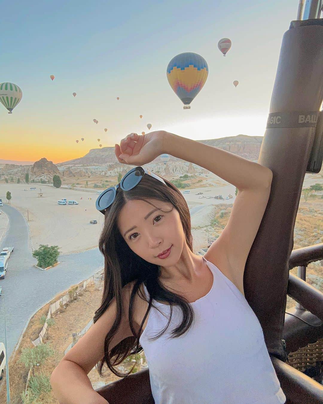 めいさんのインスタグラム写真 - (めいInstagram)「--🇹🇷Turkey-Cappadocia 世界一周でやりたかったことの一つが叶った🎈 世界で3回熱気球を乗ったけど、トルコの景色は私の心でNO.1です。 2時間も寝てない、朝4：20出発 世界遺産であるカッパドキアの景色を出会うことができ最高でした😭❤️ ・ ・ ・　 ・ ・ ・  —  #instapic#日本#熱気球#寫真#portrait#사진#トルコ#turkey#커피#ポートレート#japanesegirl#旅行#japan#photo_jpn#cappadocia#섹시#photo#写真部#フォロー#撮影#model#view#土耳其#tokyo#follow#portraitsedition  又完成一項人生清單之一🎈 凌晨4:20出發（睡不足二小時就為了來坐熱氣球） 全世界坐了熱氣球三次的我（目前土耳其的景色是第一名） 夢幻的卡帕多奇亞 俯瞰這千年的火山噴發形成的特殊地貌 真的很值得來一趟」9月6日 19時52分 - meitienlin1125