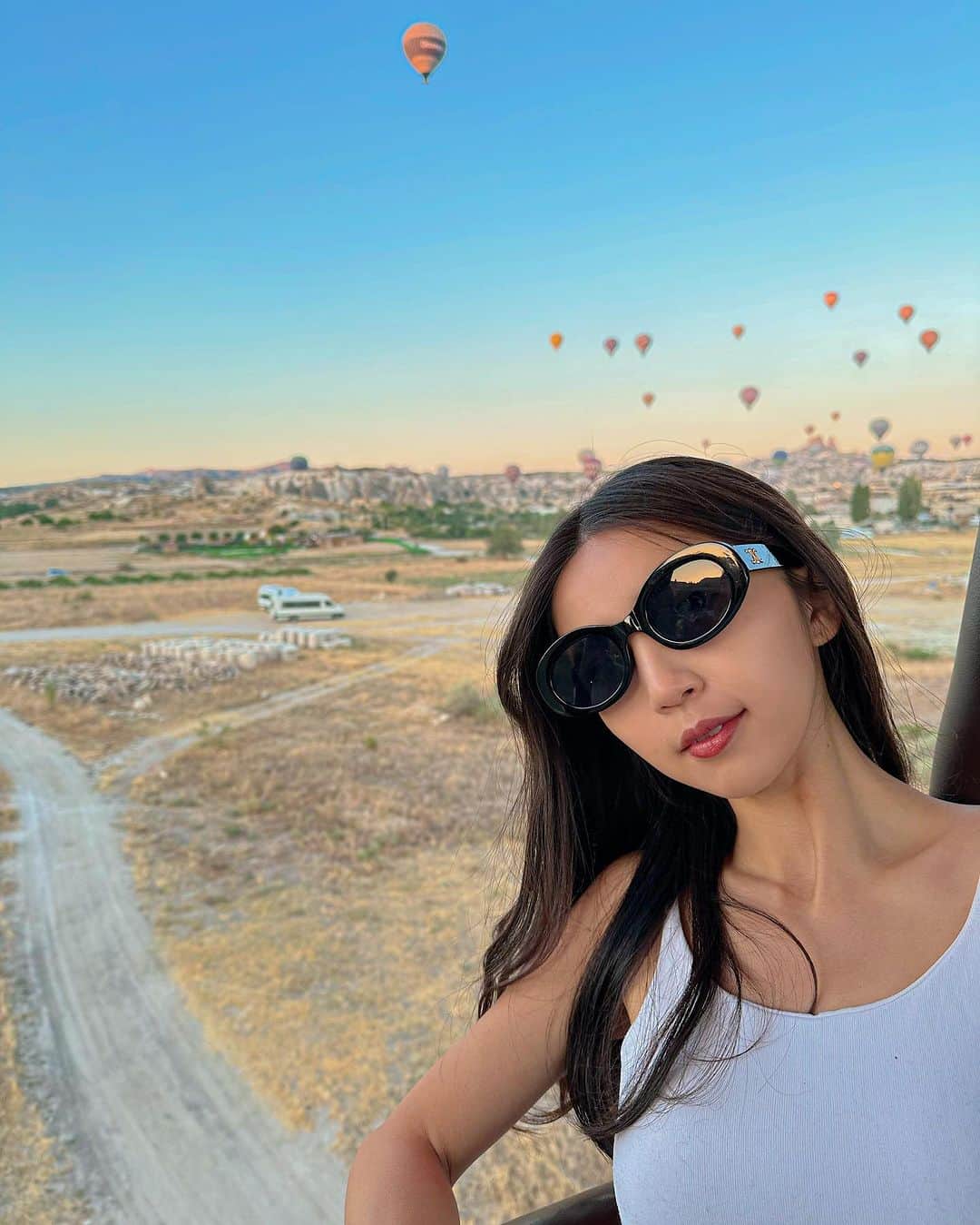 めいさんのインスタグラム写真 - (めいInstagram)「--🇹🇷Turkey-Cappadocia 世界一周でやりたかったことの一つが叶った🎈 世界で3回熱気球を乗ったけど、トルコの景色は私の心でNO.1です。 2時間も寝てない、朝4：20出発 世界遺産であるカッパドキアの景色を出会うことができ最高でした😭❤️ ・ ・ ・　 ・ ・ ・  —  #instapic#日本#熱気球#寫真#portrait#사진#トルコ#turkey#커피#ポートレート#japanesegirl#旅行#japan#photo_jpn#cappadocia#섹시#photo#写真部#フォロー#撮影#model#view#土耳其#tokyo#follow#portraitsedition  又完成一項人生清單之一🎈 凌晨4:20出發（睡不足二小時就為了來坐熱氣球） 全世界坐了熱氣球三次的我（目前土耳其的景色是第一名） 夢幻的卡帕多奇亞 俯瞰這千年的火山噴發形成的特殊地貌 真的很值得來一趟」9月6日 19時52分 - meitienlin1125