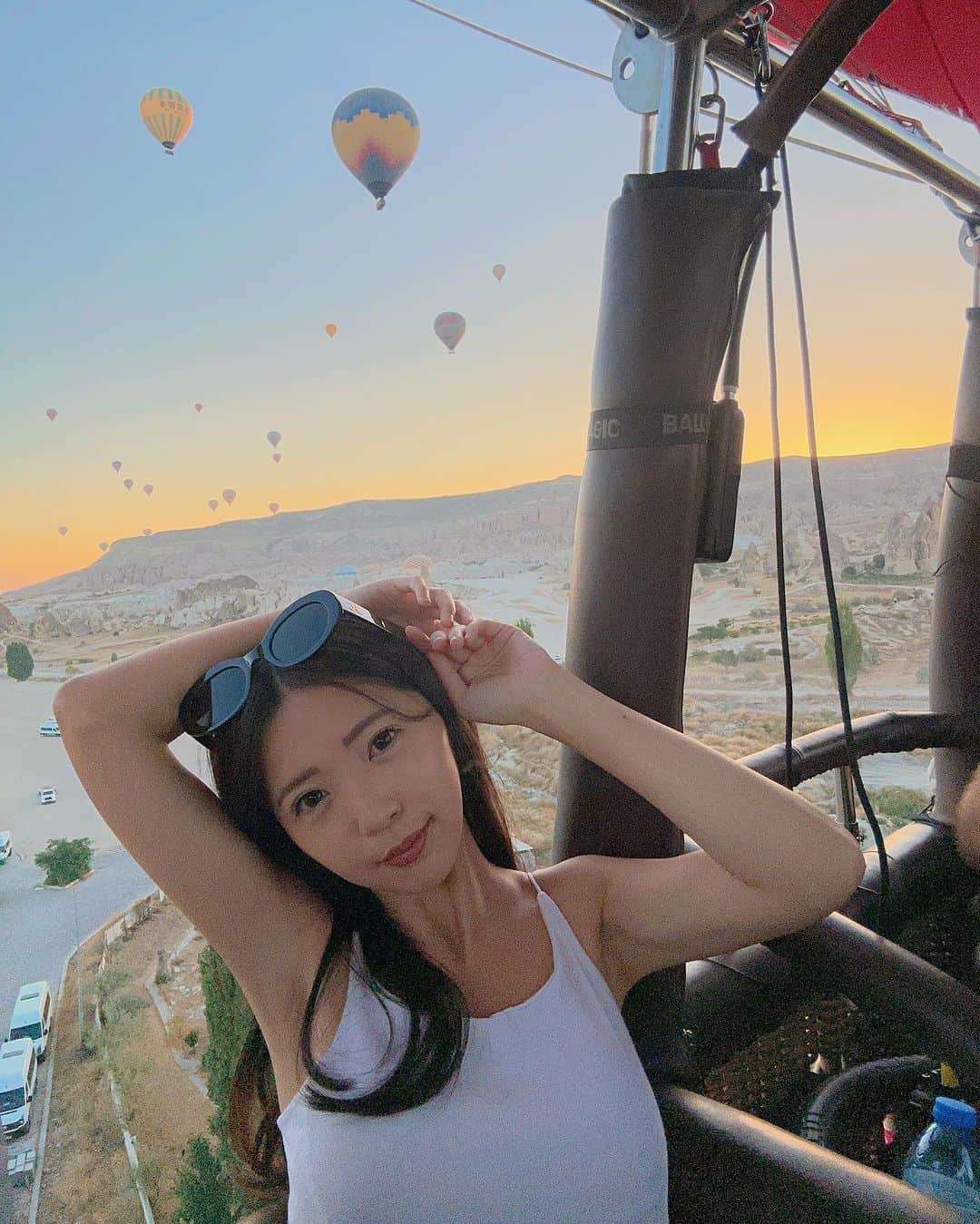 めいさんのインスタグラム写真 - (めいInstagram)「--🇹🇷Turkey-Cappadocia 世界一周でやりたかったことの一つが叶った🎈 世界で3回熱気球を乗ったけど、トルコの景色は私の心でNO.1です。 2時間も寝てない、朝4：20出発 世界遺産であるカッパドキアの景色を出会うことができ最高でした😭❤️ ・ ・ ・　 ・ ・ ・  —  #instapic#日本#熱気球#寫真#portrait#사진#トルコ#turkey#커피#ポートレート#japanesegirl#旅行#japan#photo_jpn#cappadocia#섹시#photo#写真部#フォロー#撮影#model#view#土耳其#tokyo#follow#portraitsedition  又完成一項人生清單之一🎈 凌晨4:20出發（睡不足二小時就為了來坐熱氣球） 全世界坐了熱氣球三次的我（目前土耳其的景色是第一名） 夢幻的卡帕多奇亞 俯瞰這千年的火山噴發形成的特殊地貌 真的很值得來一趟」9月6日 19時52分 - meitienlin1125