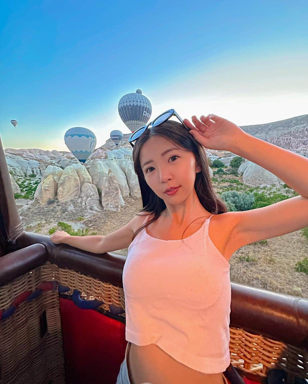 めいさんのインスタグラム写真 - (めいInstagram)「--🇹🇷Turkey-Cappadocia 世界一周でやりたかったことの一つが叶った🎈 世界で3回熱気球を乗ったけど、トルコの景色は私の心でNO.1です。 2時間も寝てない、朝4：20出発 世界遺産であるカッパドキアの景色を出会うことができ最高でした😭❤️ ・ ・ ・　 ・ ・ ・  —  #instapic#日本#熱気球#寫真#portrait#사진#トルコ#turkey#커피#ポートレート#japanesegirl#旅行#japan#photo_jpn#cappadocia#섹시#photo#写真部#フォロー#撮影#model#view#土耳其#tokyo#follow#portraitsedition  又完成一項人生清單之一🎈 凌晨4:20出發（睡不足二小時就為了來坐熱氣球） 全世界坐了熱氣球三次的我（目前土耳其的景色是第一名） 夢幻的卡帕多奇亞 俯瞰這千年的火山噴發形成的特殊地貌 真的很值得來一趟」9月6日 19時52分 - meitienlin1125