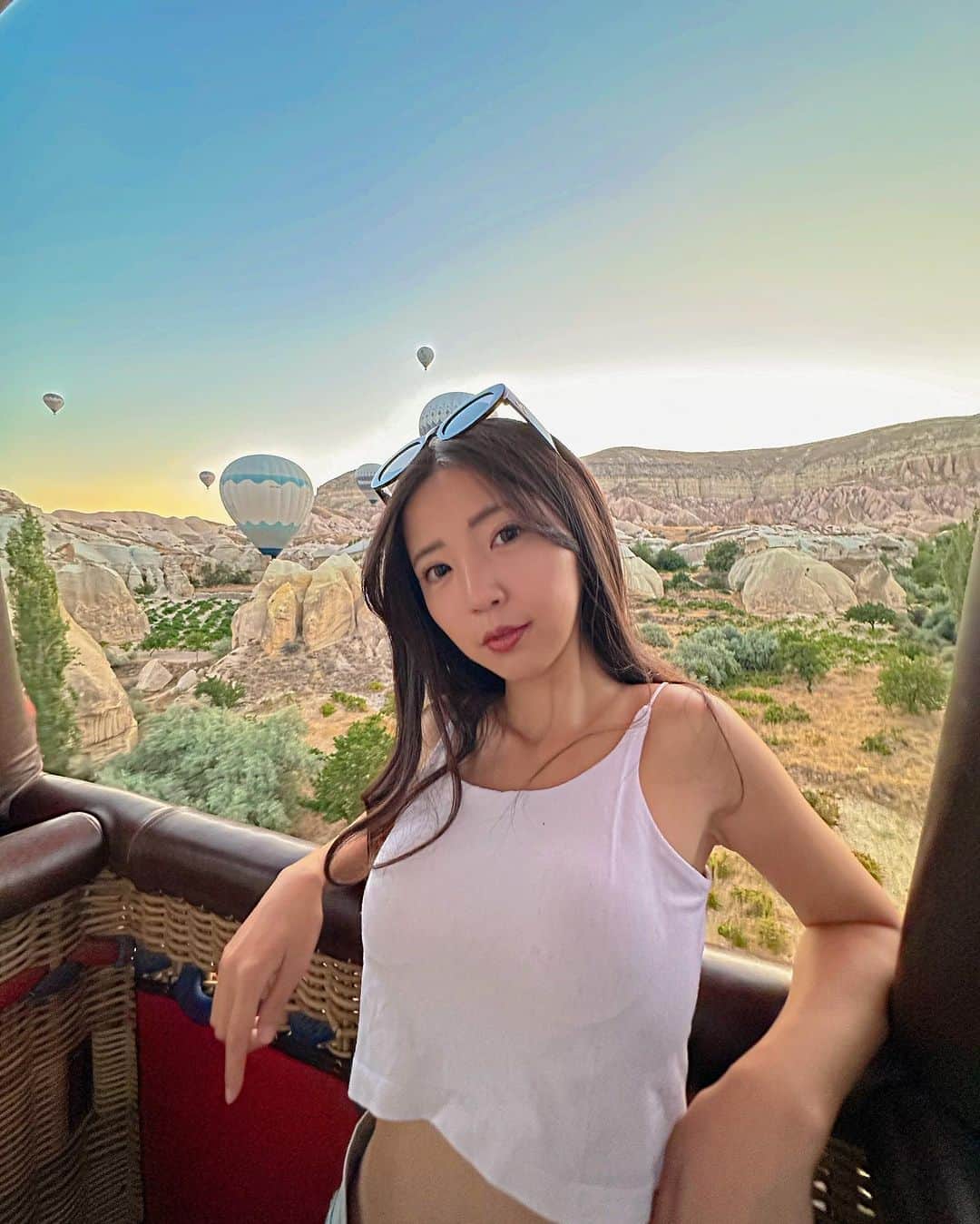 めいさんのインスタグラム写真 - (めいInstagram)「--🇹🇷Turkey-Cappadocia 世界一周でやりたかったことの一つが叶った🎈 世界で3回熱気球を乗ったけど、トルコの景色は私の心でNO.1です。 2時間も寝てない、朝4：20出発 世界遺産であるカッパドキアの景色を出会うことができ最高でした😭❤️ ・ ・ ・　 ・ ・ ・  —  #instapic#日本#熱気球#寫真#portrait#사진#トルコ#turkey#커피#ポートレート#japanesegirl#旅行#japan#photo_jpn#cappadocia#섹시#photo#写真部#フォロー#撮影#model#view#土耳其#tokyo#follow#portraitsedition  又完成一項人生清單之一🎈 凌晨4:20出發（睡不足二小時就為了來坐熱氣球） 全世界坐了熱氣球三次的我（目前土耳其的景色是第一名） 夢幻的卡帕多奇亞 俯瞰這千年的火山噴發形成的特殊地貌 真的很值得來一趟」9月6日 19時52分 - meitienlin1125