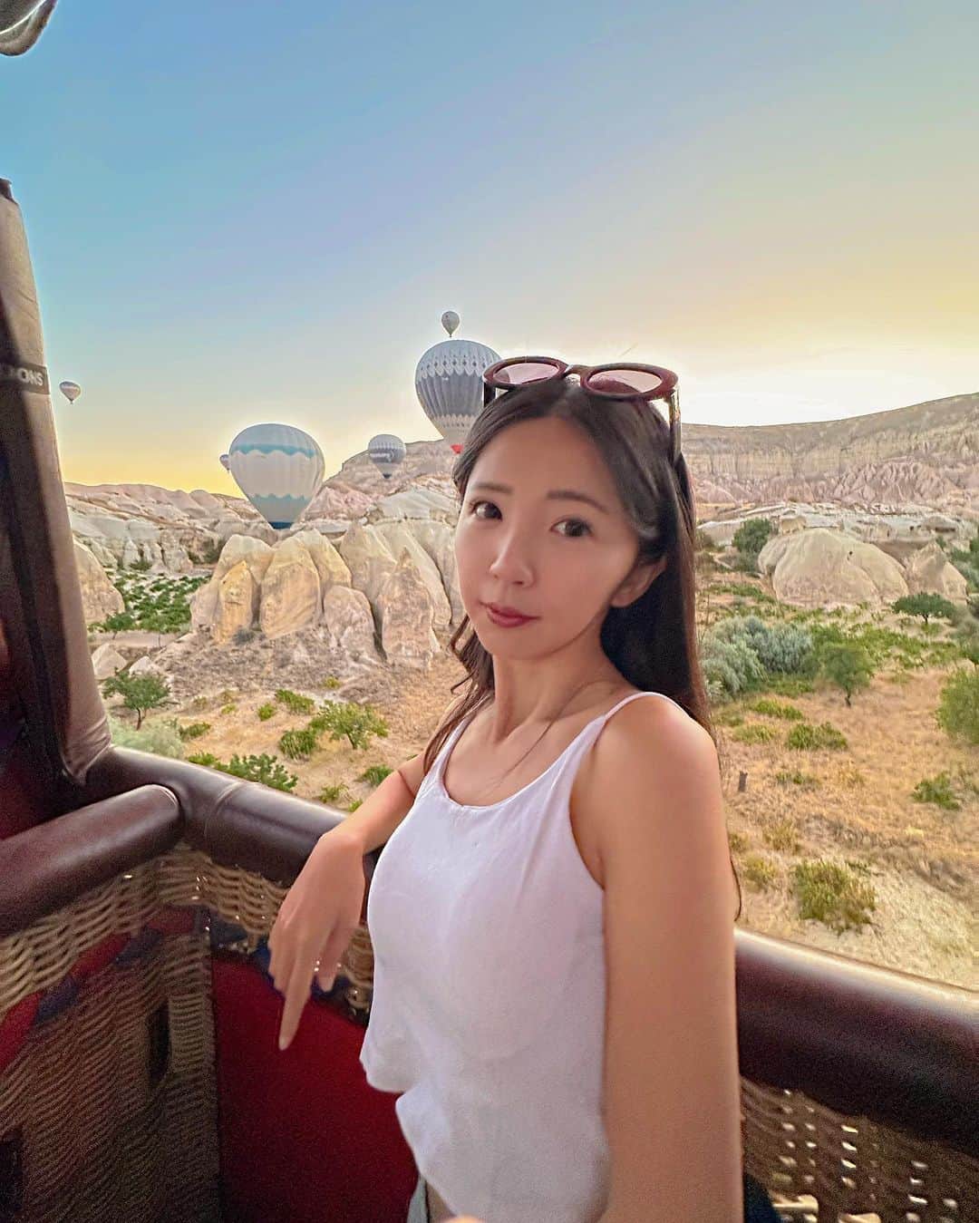 めいさんのインスタグラム写真 - (めいInstagram)「--🇹🇷Turkey-Cappadocia 世界一周でやりたかったことの一つが叶った🎈 世界で3回熱気球を乗ったけど、トルコの景色は私の心でNO.1です。 2時間も寝てない、朝4：20出発 世界遺産であるカッパドキアの景色を出会うことができ最高でした😭❤️ ・ ・ ・　 ・ ・ ・  —  #instapic#日本#熱気球#寫真#portrait#사진#トルコ#turkey#커피#ポートレート#japanesegirl#旅行#japan#photo_jpn#cappadocia#섹시#photo#写真部#フォロー#撮影#model#view#土耳其#tokyo#follow#portraitsedition  又完成一項人生清單之一🎈 凌晨4:20出發（睡不足二小時就為了來坐熱氣球） 全世界坐了熱氣球三次的我（目前土耳其的景色是第一名） 夢幻的卡帕多奇亞 俯瞰這千年的火山噴發形成的特殊地貌 真的很值得來一趟」9月6日 19時52分 - meitienlin1125