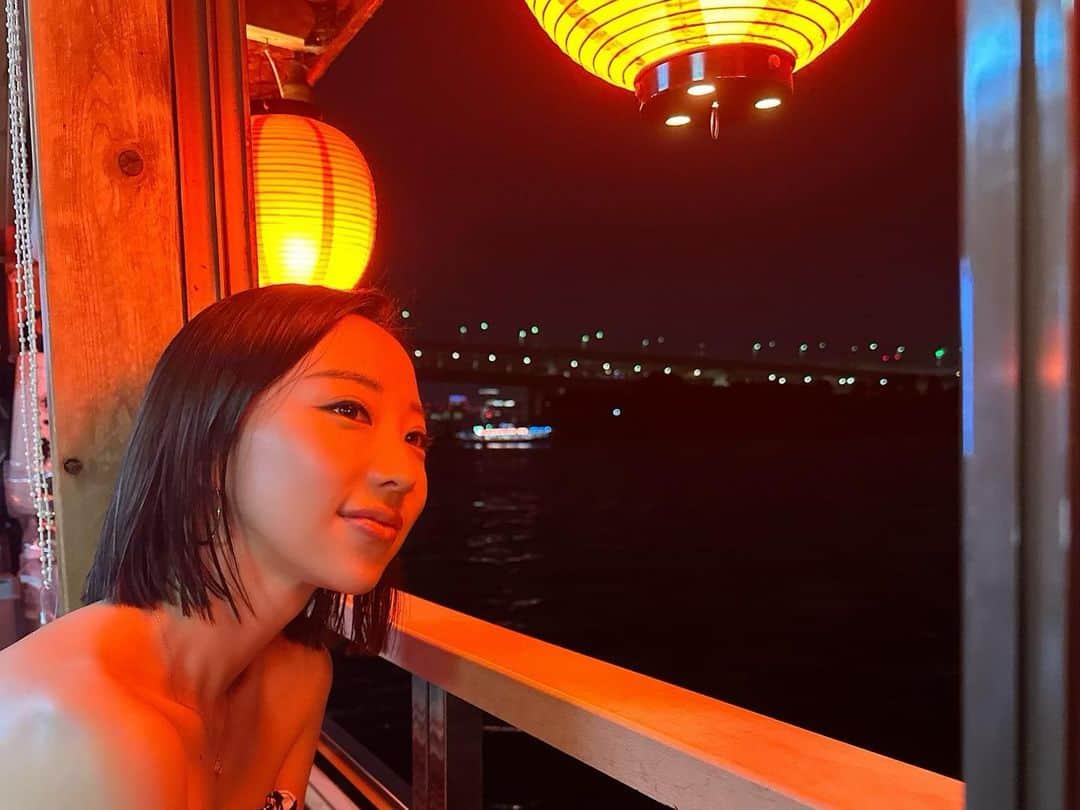 秋倉諒子のインスタグラム：「🏮🏮 この日の為に韓国からアメリカから30人くらい？ 集まって屋形船でお祝い🥳  色んな人が居て色んな世界があって、 私まだまだだなぁって思わされる事がたくさんある！！ もっと頑張ろう、まだまだやれる！って思える！ 刺激になる存在で居てくれる人達に改めて感謝です❤️ これからも前向きに頑張っていこうっと☺️✊ #屋形船」