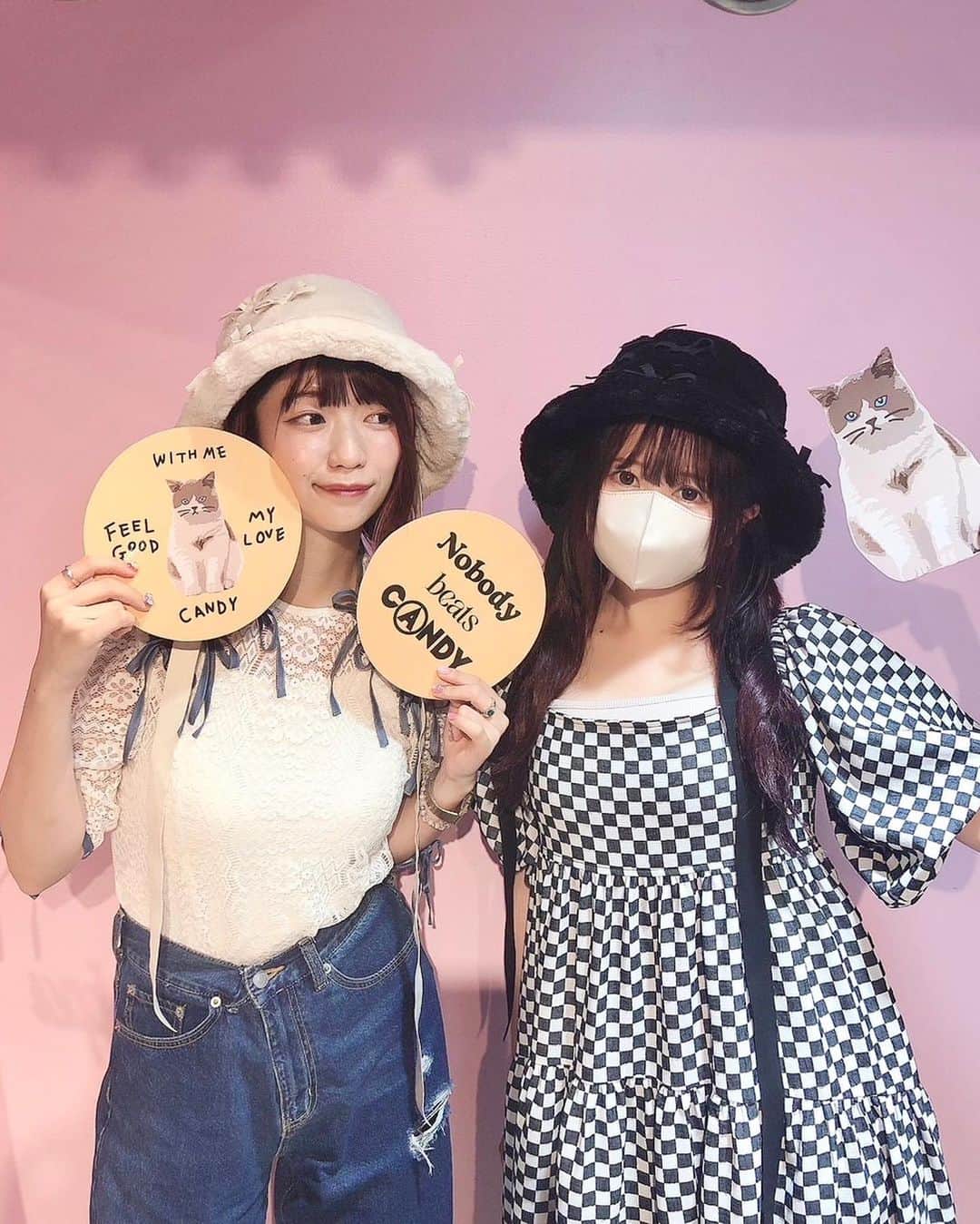 ぱいぱいでか美のインスタグラム：「最近行った展示会🍭🍕🍒 . 早く秋になってほしい気持ちと 夏にやり残したこと全然あるなの気持ち でも今はとにかく長袖早く着たい😭 涼しくなってくれ〜〜〜  Candy Stripperの展示会はえったんと😼 2人でいつも唸りながら決めてる どれも可愛くて色で悩みまくって 結局YOSHIEさんに似合う方決めてもらった😂  WEGOはちんたくさんかわえさんサツマカワと🦁🐰🐭 コラボ系が全部可愛くて……🍕！ pizza hutとのコラボは実際にコラボメニューも出るそうで Hut Meltsお先に頂いたんだけどめちゃくちゃ美味しかった🫠♡  HONEY MI HONEYは繭さんと🐩 久しぶりに会えて嬉しかった〜〜〜🥰 そんでこの数日後にまたすぐ会った。笑 HONEY MI今回もめちゃレディな麗しさがあって 服に自分のコンディション合わせに行きたくなるものばかりで 可愛かった🎀🎀🎀  どれも楽しみ！ だからほんと早く涼しくなって！ . #candystripper #WEGO #pizzahut #honeymihoney #でか美ちゃん」