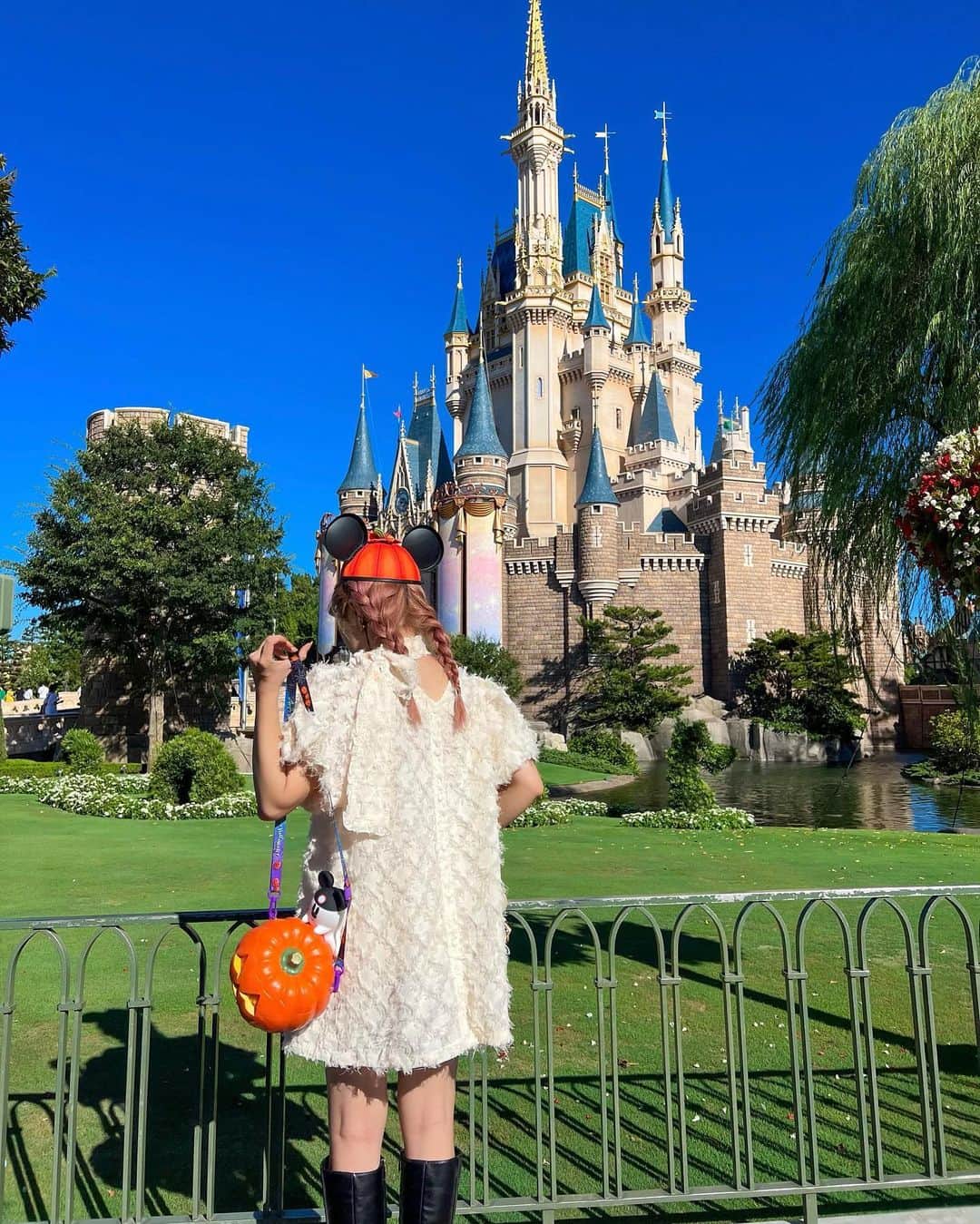 のインスタグラム：「🎃☁️💛  .  あれれ？🎃  こんなにむし暑いまま 毎年ハロウィン突入してたっけ？🎃  〰〰〰️〰〰〰〰️〰 #disneysisters_jp ☜中島姉妹ディズニー投稿まとめ @nakajimasisters_jp ☜姉妹アカウント👭」
