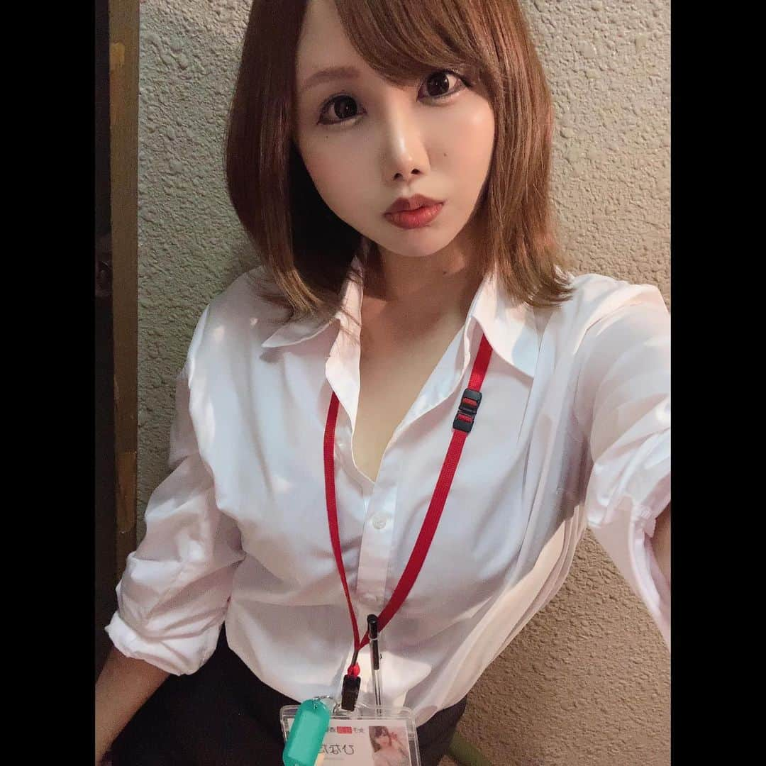 瀬乃ひなたさんのインスタグラム写真 - (瀬乃ひなたInstagram)「OLスタイル👩‍💼 . . . . . . . . . . . .  #セルフィー　#av女優　#セクシー女優 #自撮り　#自撮り女子  #自撮り界隈  #instagood  #instalike  #フォローミー  #followme  #sod #softondemand #ソフトオンデマンド  #自撮り部 #自撮り界隈の人と繋がりたい #女子社員酒場　#sod酒場グループ #ol #スーツ　#スーツ女子  #ワイシャツ　#👔　#yシャツ　#コスプレ　#ビジョビ #秋葉原　#ビーコネ　#美人コネクション　#美女ナビ　#美女navi」9月6日 19時57分 - hinapiyosanchi