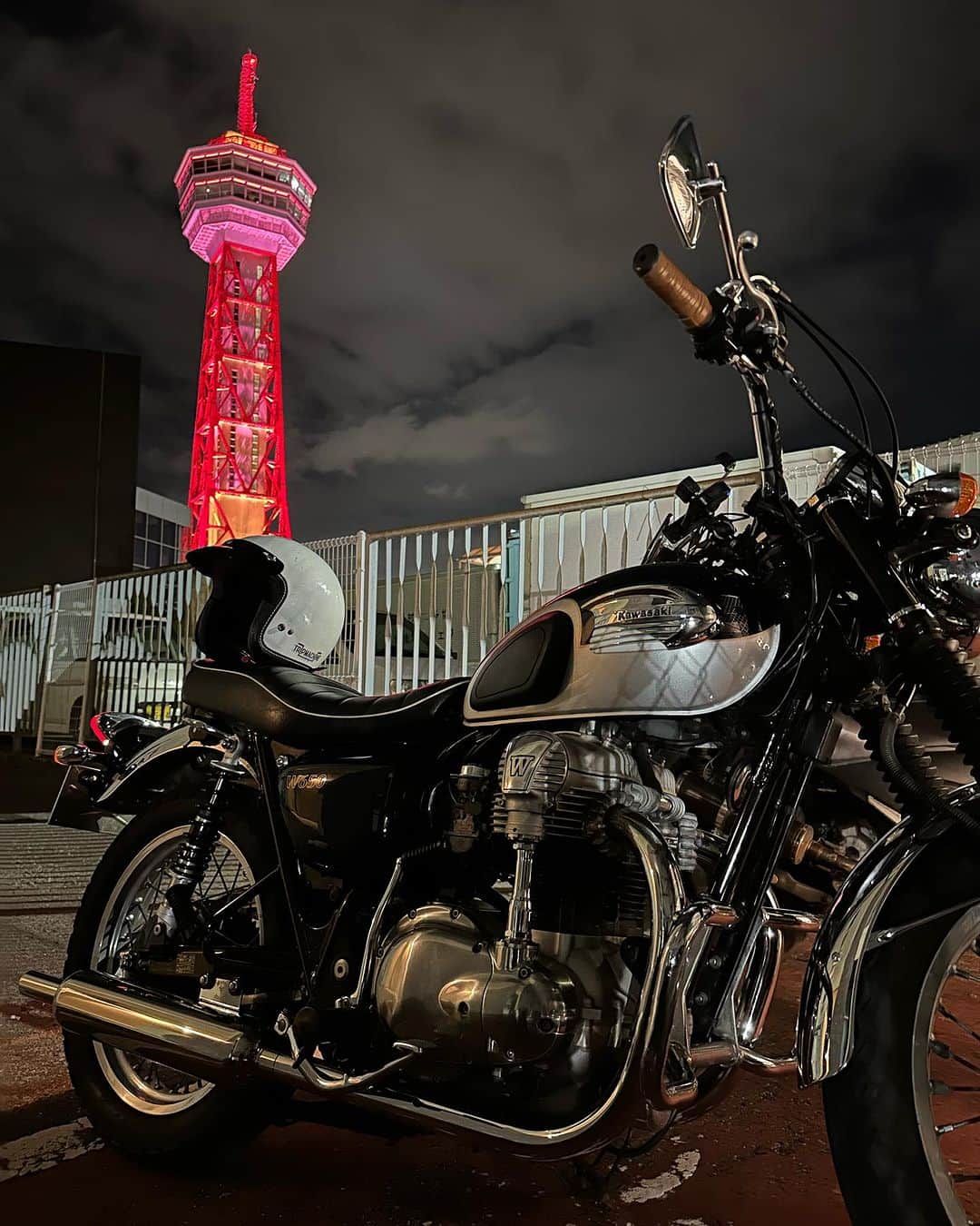 栗田善太郎のインスタグラム：「オレ今日バイク  #kawasaki  #w650」