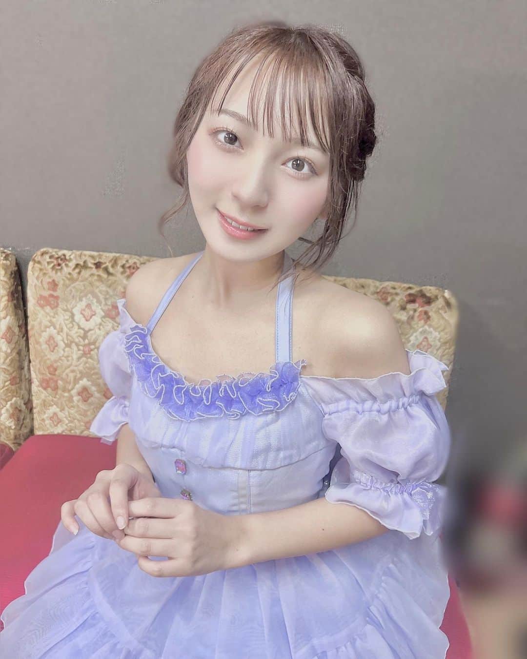 塩川莉世のインスタグラム：「あんじゅれさんの衣装お借りしました...♡ほぼえみちぃこと塩川莉世です🫶🏻 . . えみちゃんバースデーライブたくさんコラボさせて頂きました^_− 楽しかった〜！！ 9月も展示会やらトークショーやらイベント盛りだくさんなので会いにきてね🍼 . . . #アイドル衣装 #アイドルヘア #アイドル前髪 #韓国アイドル #ヘアカラートレンド #ヘアカラーピンク #フレンチガーリー #フレンチガーリーコーデ #フレンチガーリーヘア #エピヌ #epine #snidel #miumiu」