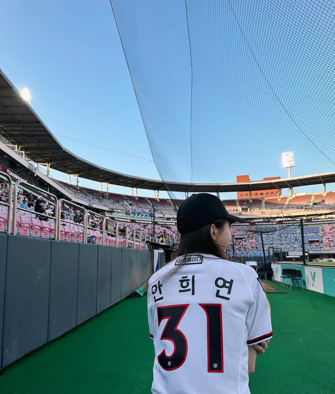 ハニのインスタグラム：「시구에는 미소 버전이랑 진지 버전 두 종류가 있는데 그중 하나를 택하면 된다고 하셨고 난 오늘 진지했다 화이퉹!!!!!💪🏼」