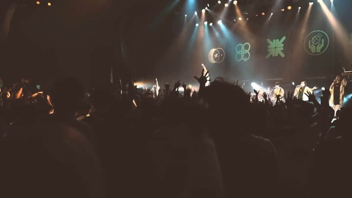 AG（エイジ）のインスタグラム：「@noisemaker_official NOISEMAKER ROAD TO 20th ANNIVERSARY ZEPP TOUR  「NO WONDER」 のライブ映像公開！  TOUR FINAL 9.17 (SUN) Zepp Sapporo  ▼チケット一般発売中！ https://noise-maker.net/news/874c8da2-6887-4725-885c-a4c0b4a76cc7  ▼オフィシャルグッズ発売中！ https://noisemaker.base.shop/  #NOISEMAKER」