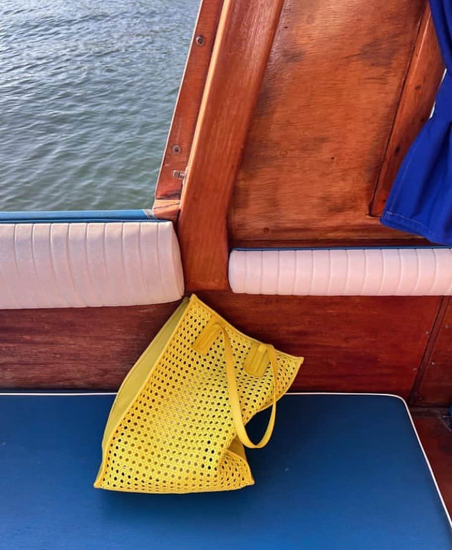 コルトモルテドのインスタグラム：「Signature Corto Shopper Tote on a boat trip  . . . . .  #infinitesummer #madeinitaly #cortomoltedo」