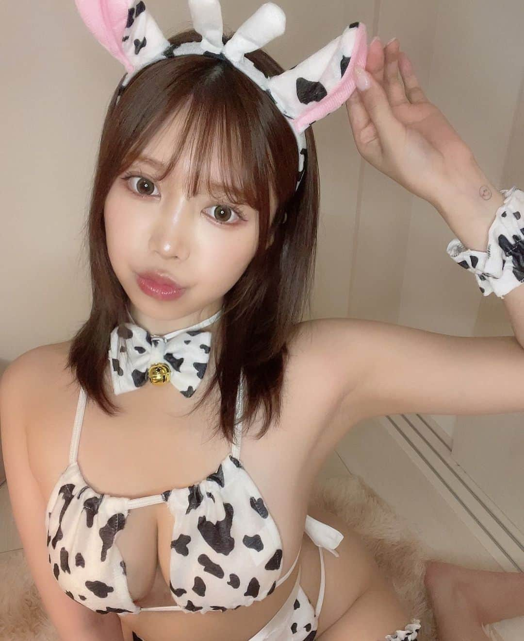 だにちゃんのインスタグラム：「もう9月なの実感ないなあ〜 今月もよろしくお願いします‪🐄🥛  そして最近少し髪を伸ばしてますっ かわいい透明感ブラウンとさらさらトリートメント いつもありがとうございます‪☺︎‬ @xxkenstagramxx   この衣装は8月のFantiaにて投稿してます🫶🏻   #ファンティア #コスプレ  #コスプレ女子 #性感  #性感內衣 #泳衣 #好  #可爱 #內衣 #fantia #sexy #instagood  #japanesegirls」