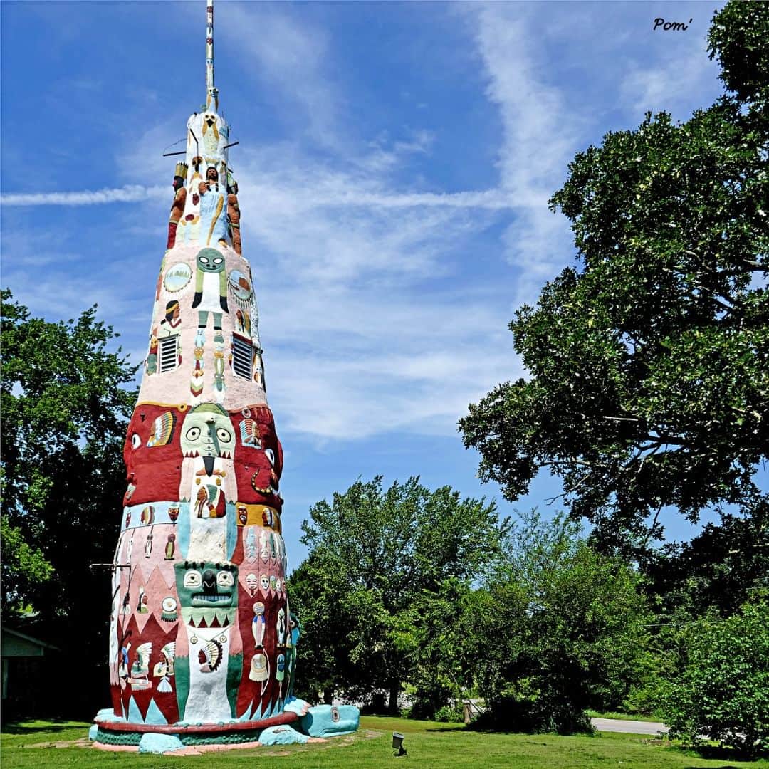 アメリカ大使館さんのインスタグラム写真 - (アメリカ大使館Instagram)「アメリカ50州を毎週1州ずつご紹介するプロジェクト「#全米50州の魅力」。第36回目は、中央部に位置するオクラホマ州 (Oklahoma)です。 オクラホマ州は西部開拓時代の歴史、アメリカ先住民文化、真の南部の魅力が見事に融合しています。  📍: Ed Galloway's Totem Pole Park 📍: Scissortail Bridge, Oklahoma City 📍: The downtown block of Freedom, Woods County  #オクラホマ州 #Oklahoma #OK #thesoonerstate」9月6日 20時00分 - usembassytokyo