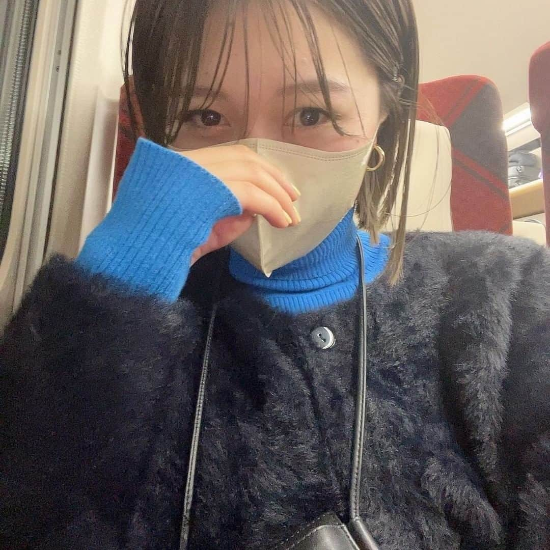 RiLiさんのインスタグラム写真 - (RiLiInstagram)「簡単おしゃれに決まる🫐🤞🏻【ブルー×ブラックコーデ】💙🖤  暗〜くなりがちな秋冬コーデ☃  そんな秋コーデでも 差し色カラーにブルーを取り入れた 【ブルー×ブラックコーデ】を組む おしゃれさんが増えているよ🧩🎱  便利アイテムはブルーの タートルネックやマフラー🧣💙  手持ちのブラックダウンやコートと ぜひ合わせてみてね✌  テーマパークコーデにも ぴったりだよ🐭🎀  R i L i 編 集 部 🫧 Editor-chief @aosimmdr   🤍🤍🤍  Special thanks💐 Photo by⁣⁣ p.1 @__maira.___  p.2 @94uka  p.3 @shk_0107  p.4 @23klk0  p.5 @____mori_  p.6 @chiba_chan_desu  p.7, 8 @tan___gram   RiLiで紹介してもらいたい子は #rili_tokyo を付けてね❕  ⁣  #ブルーニット #タートルネック #タートルネックコーデ #青コーデ #青マフラー #ブルーカラー #ニットコーデ #マフラーコーデ #カラーコーデ #ブルーコーデ #めがね女子 #めがね #黒縁メガネ #めがねコーデ #カラーコーデ #ブルーマフラー #ミッキーカチューシャ #ディズニーコーデ #ブラックコーデ」9月6日 20時00分 - rili.tokyo