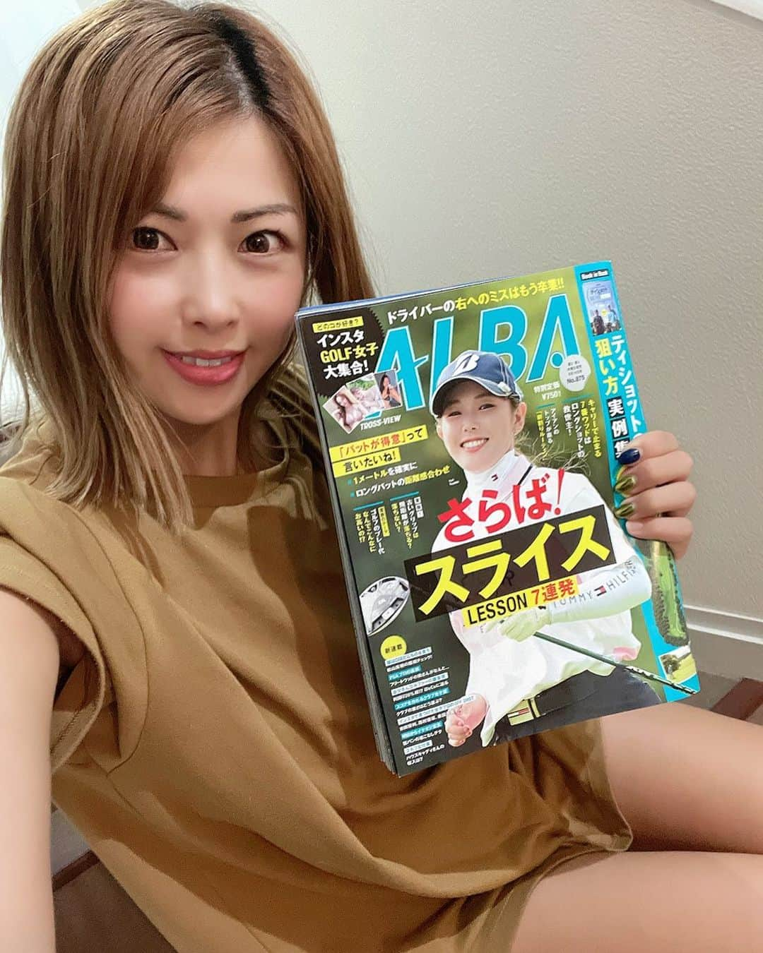 あおい夏海のインスタグラム：「ただいま発売中のゴルフ雑誌【ALBA】の インスタゴルフ女子大集合のコーナーにのってます🍒 チェックしてください🎵🎵  今回のALBAですごくためになったのはP127からの植竹希望プロの"ゴルフに力は要りません"のコーナーの、 パーオンを増やすには"顔の向き"が大切です この練習法がとても勉強になり、次練習いった時やってみようと思いました‼️‼️  上手くなるためにまだまだやれる事はたくさんある！  ちょっとずつ自分に合うものを自分のゴルフスタイルにアップデートしていこう😆✨✨   #ALBA #アルバ  #アルバインスタゴルフ女子  #ゴルフ女子 #ゴルフコーデ  #ゴルフ好き  #あおい夏海 #ゴルフ好きな人と繋がりたい  #ゴルフ雑誌」