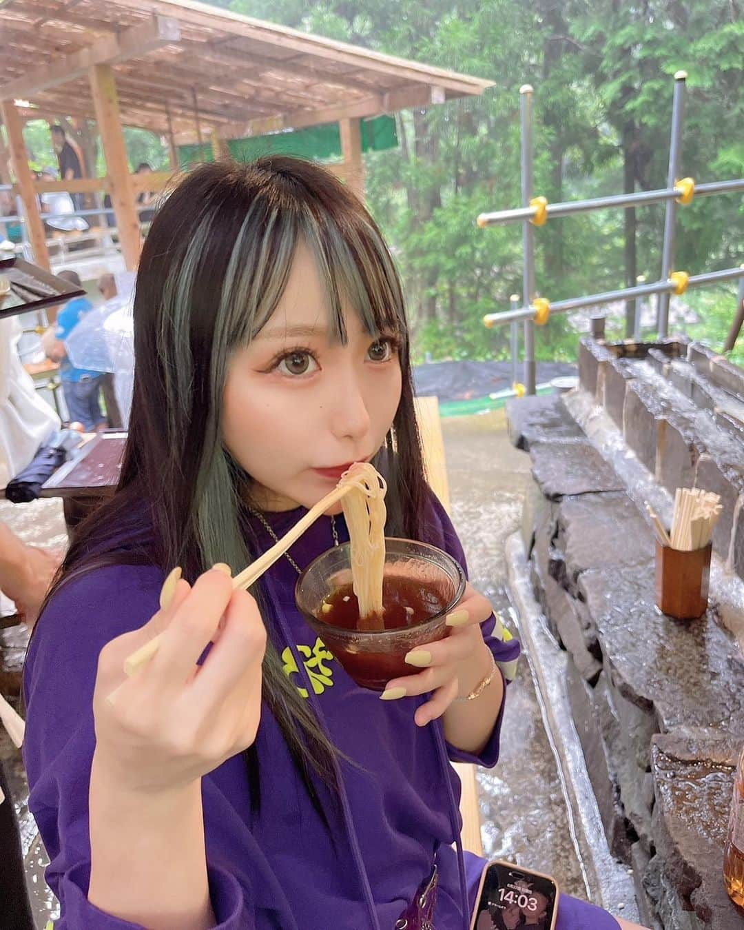 えりぴょんのインスタグラム：「. . 1時間半待ちした念願の流しそうめん🥺🥺✨ この日が待ちきれなくて実は家でそうめん食べる練習までしてた笑 . . . .  #流しそうめん #下呂 #岐阜流しそうめん #阿弥陀ヶ滝  #滝 #ootd #offwhite」