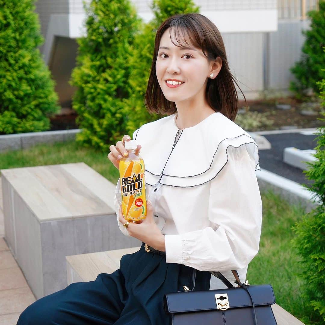 高橋晴香のインスタグラム：「お仕事終わりに、リアルゴールド ウルトラチャージレモン飲んでリフレッシュ 🍋 ⁡ ⁡ レモン50個分のビタミンCと、ローヤルゼリーエキスやアルギニンなど元気成分が配合されてて、リフレッシュにぴったりなエナジードリンク✨ ⁡ ⁡ レモン風味で、炭酸と甘味がちょうどよく飲みやすかった☺️👌 ⁡ ⁡ ボトルがキン肉マンとのデザインコラボになってるの💪 ⁡ ⁡ インパクトあって面白い😙 ⁡ ⁡ ボトルによってそれぞれキャラ違うから、他のキャラも気になる🥹笑 ⁡ ⁡ ⁡ #リアルゴールド #リアゴ #お疲れリアゴ #リアルゴールドウルトラチャージレモン #元気超人ボトル #キン肉マン #PR」