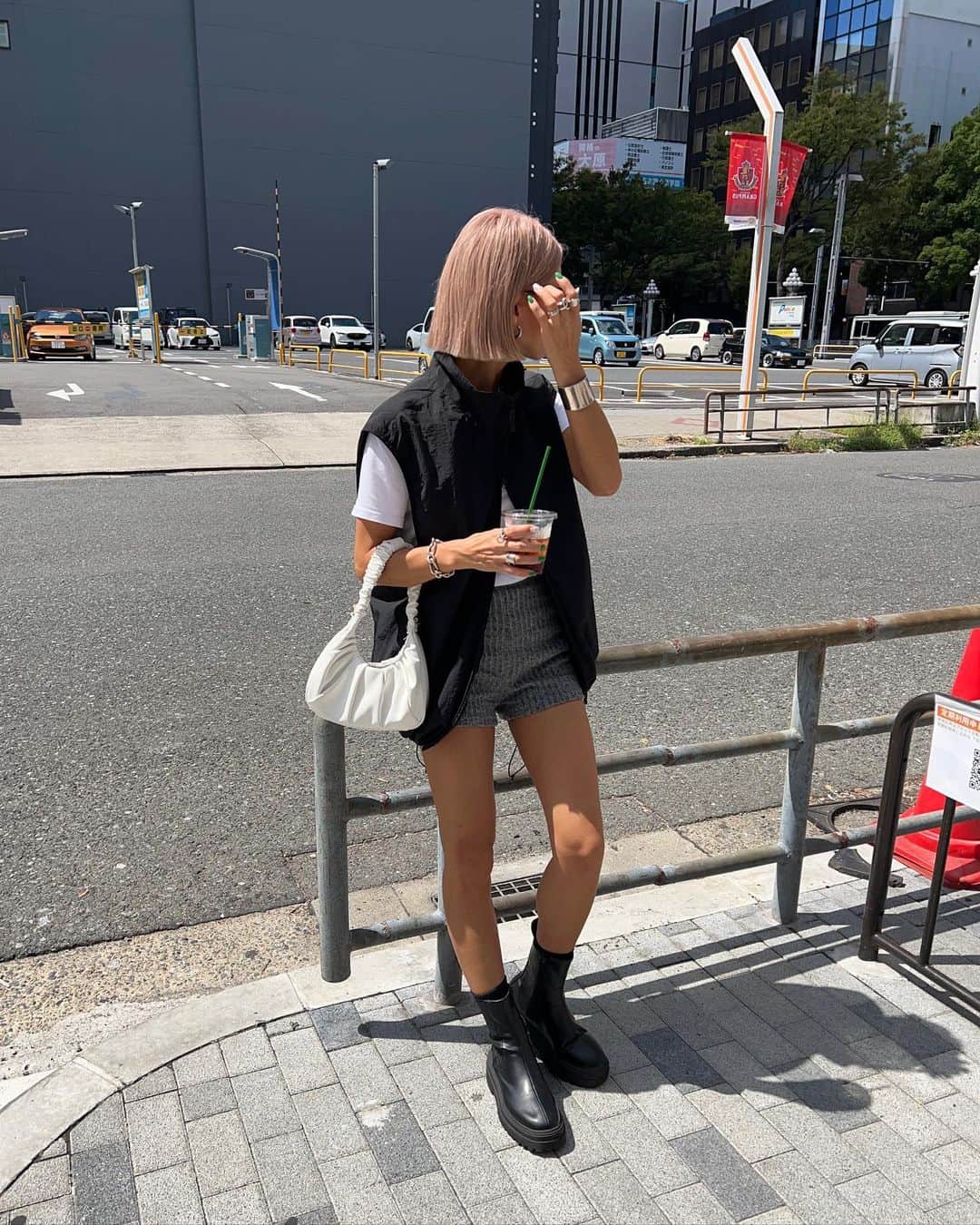 annaのインスタグラム：「.  昨日のコーデ🫶🫶 がんばってベスト着たけど まだまだ暑くて終始汗汗汗！😂笑  昨日は1番乗りで ずっと食べたかったTIM丼✌️ 幸せが止まらんかった🤤💗  vest ⋆ @ciaopanictypy  tops ⋆ @ungrid_official  pants ⋆ @shein_japan  bag ⋆ @ladiesfashion.kandk shoes ⋆ @azulbymoussy_official   #秋コーデ#ベスト#ベストコーデ#プチプラコーデ#モノトーンコーデ#モノトーン#大人カジュアル#オトナカジュアル#カジュアル#カジュアルコーデ#シンプルコーデ#シンプル#158cmコーデ#骨格ナチュラル#きょこ」