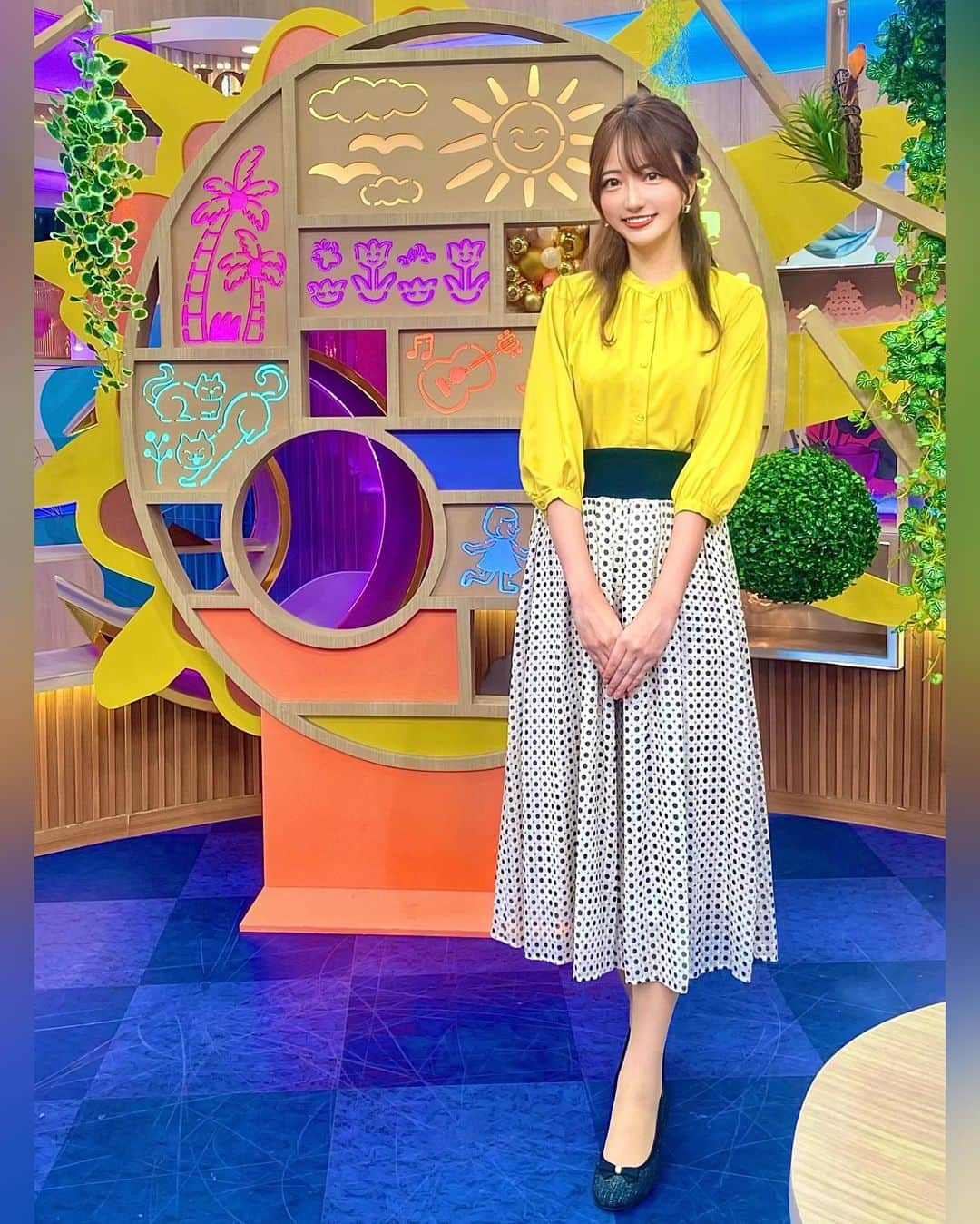 羽田優里奈のインスタグラム：「. NHK『ほっと関西サタデー』に 出演させていただきました☀️ ご覧くださった皆さま、ありがとうございました🎵  スタイリストさんが用意して下さった衣装は 元気いっぱいのイエローでした🌼  スタジオでは、鹿島アナ、石井さん、 スマイルのウーイェイよしたかさん、瀬戸さんと ご一緒させていただき、とても和やかで楽しかったです🙌  『ココホレ』のコーナーでは、 "きんぎょの町"として知られる #奈良県 #大和郡山市 へ行き、 金魚マスターを目指す旅へ👒✨  金魚すくい道場で鍛錬させてもらい、 前年度の金魚すくい選手権 小学生チャンピオンの子といざ勝負🔥  結果は、3分間で39匹vs3匹…… 惨敗でした！！！\( ˆoˆ )/悲  必殺技の水切り落とし、カッコよかったなぁ。 華麗なる"ポイ捌き"が素晴らしかったです👏✨  金魚を満喫できるカフェでは "金魚鉢に入ったソーダ"をいただいたり、 養魚場では"金魚の育て方"を学んで、 品評会用の金魚の美しさに魅入ったりと…  金魚の世界は、知れば知るほど奥深くて、 とても数日では、金魚マスターにはなれない…！ 沼にハマっちゃう！充実したロケでした𓆜 𓆝 🫧 . . . . . . . . . . . #衣装 #スタジオ衣装 #たまご寿司コーデ 🍣 #水玉コーデ #コーディネート #スカート  #170cm #高身長女子 #骨格ストレート #コーデ 　 #イエローコーデ #ヘアアレンジ #ファッション  #関西 #奈良 #金魚 #こちくや #きんぎょcafe  #NHK #ほっと関西サタデー #リポーター  #nara #fashion #styleinspo #ootd #zara #tv」