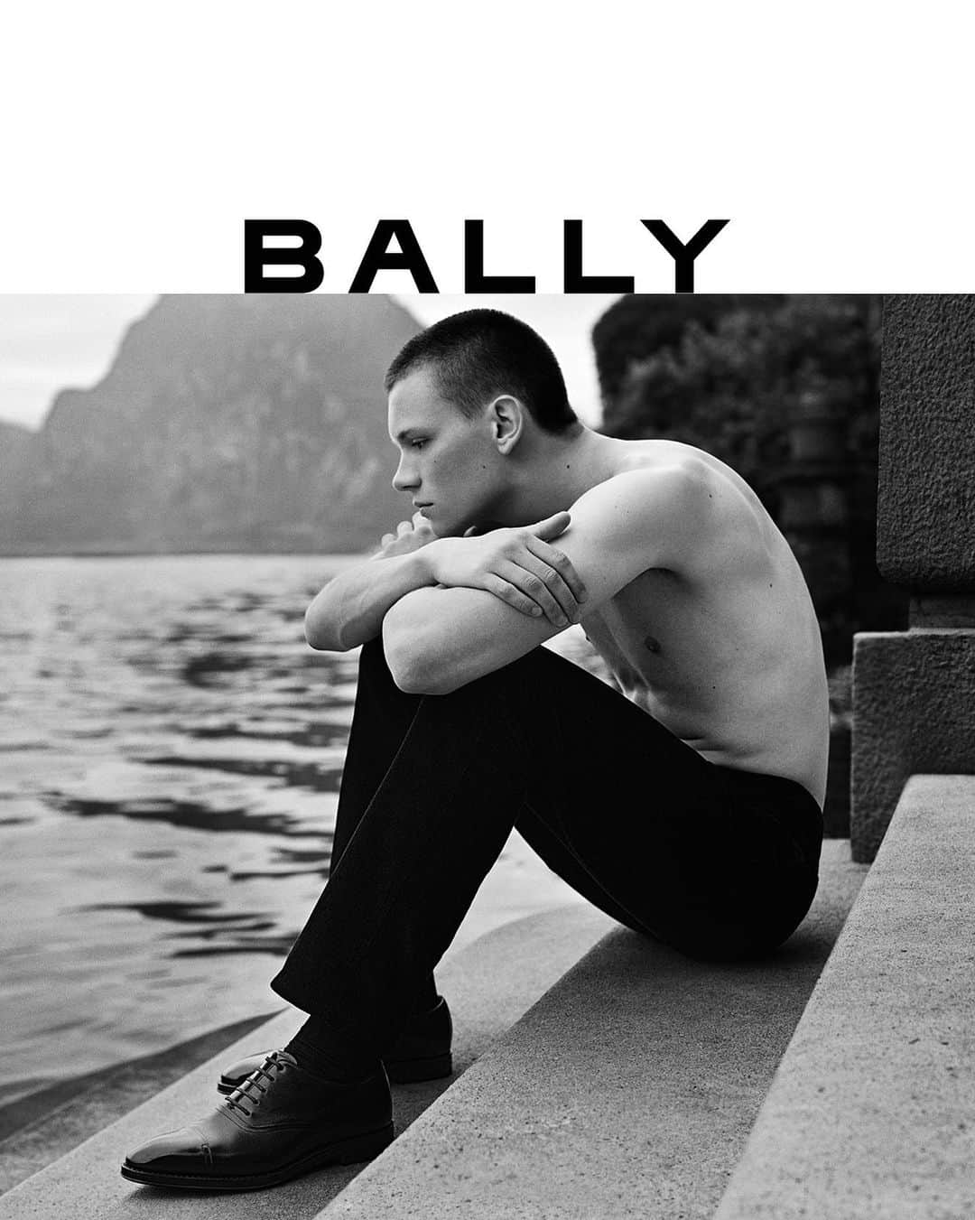 バリーのインスタグラム：「Bally presents the Fall/Winter 2023 campaign shot by Alasdair McLellan, the first under its new Design Director Simone Bellotti.   Design Director: Simone Bellotti Art Director: Christopher Simmonds Photographer: Alasdair McLellan Stylist: Charlotte Collet Casting Director: Ben Grimes Hair: Anthony Turner Make-up: Lucia Pica  Model: Will Woodward  @alasdairmclellan, @charlottecolletcollet, @ben_grimes_casting, @anthonyturnerhair, @luciapicaofficial, @wlmw03   #Bally #BallyFW23」